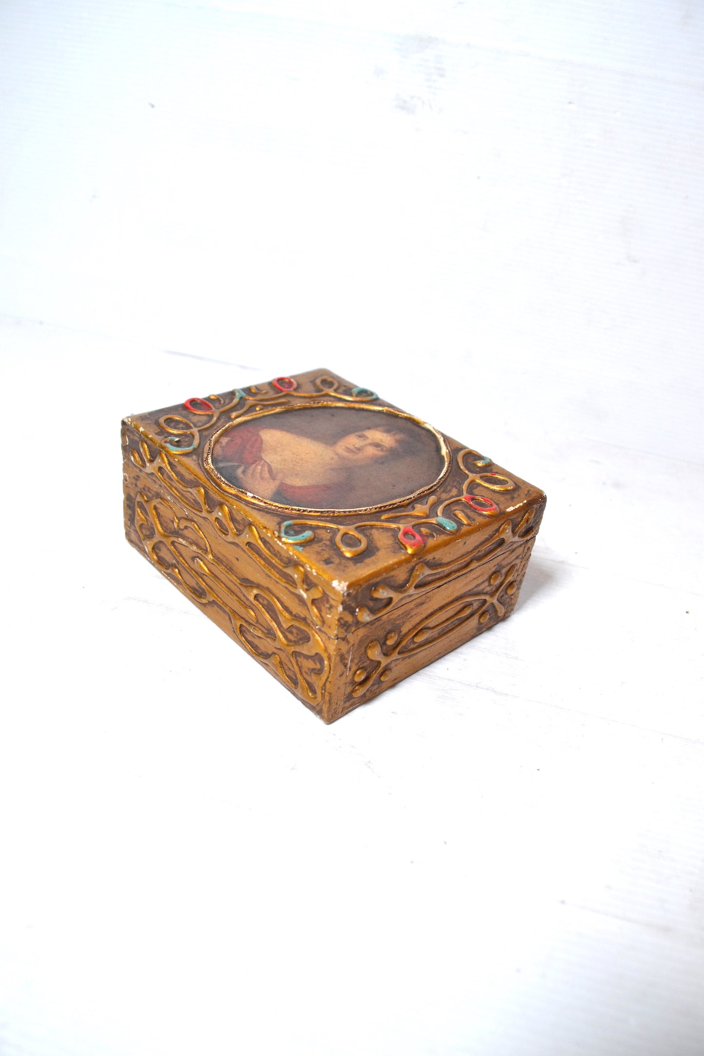 Ancienne boite à bijoux dorée