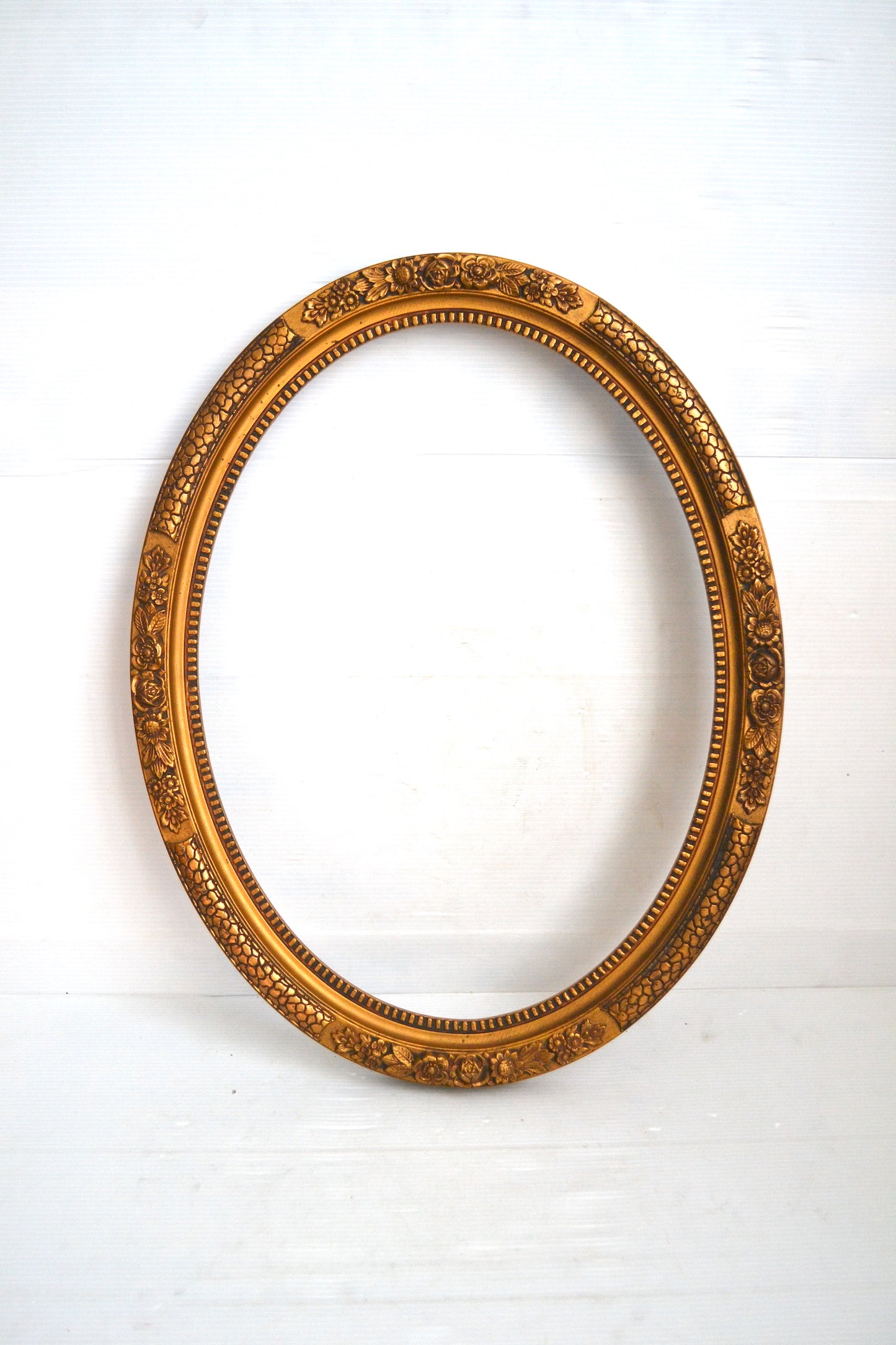 Cadre oval en bois doré
