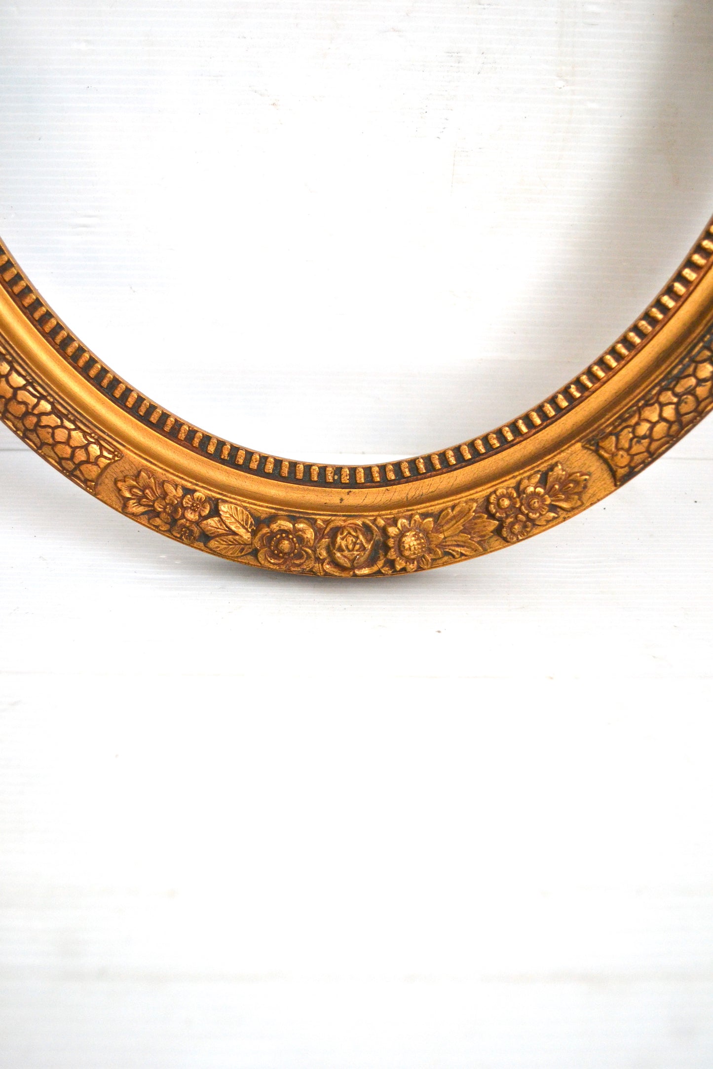 Cadre oval en bois doré