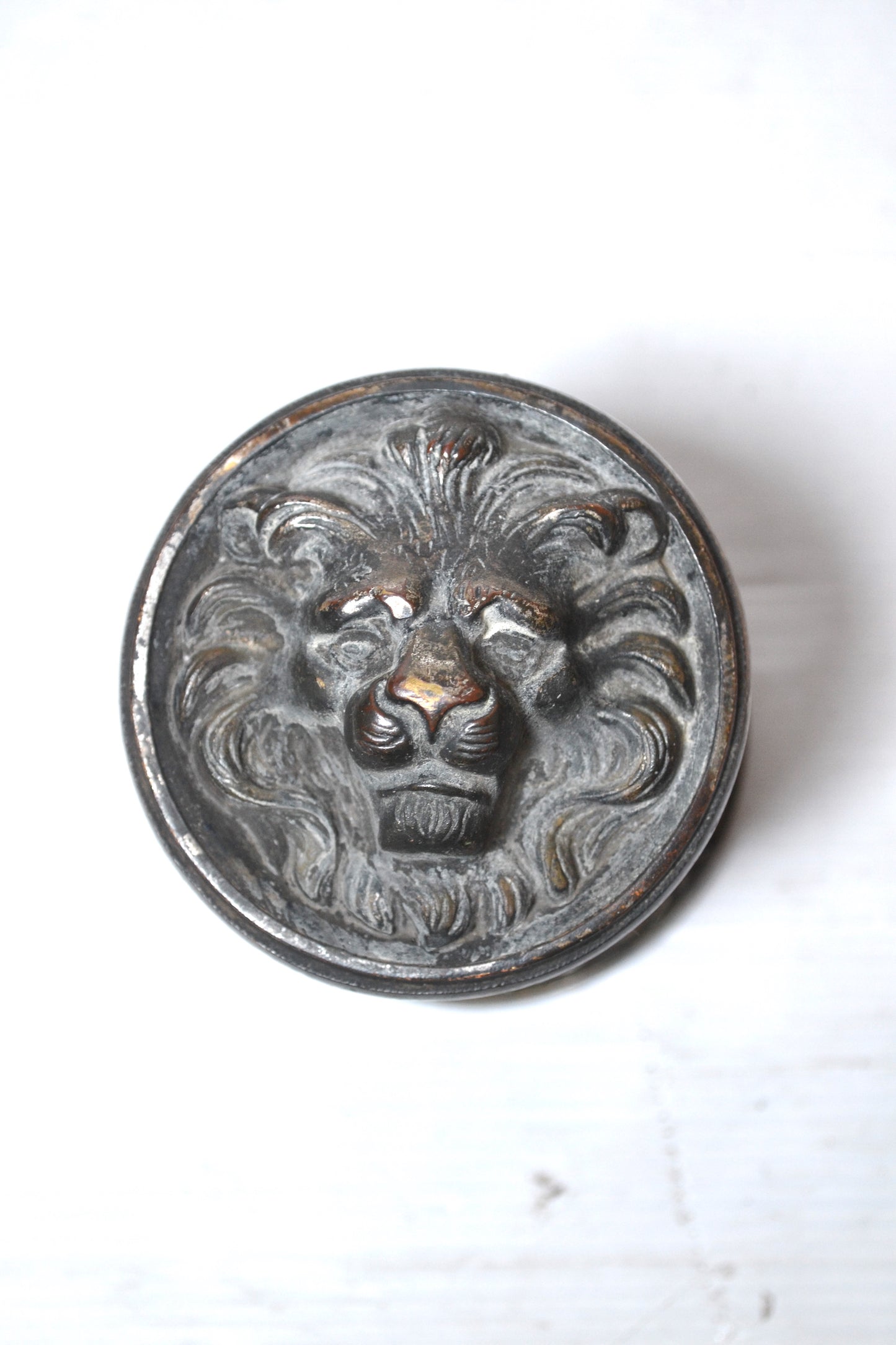 Ancien bouton de porte en forme de tête de lion