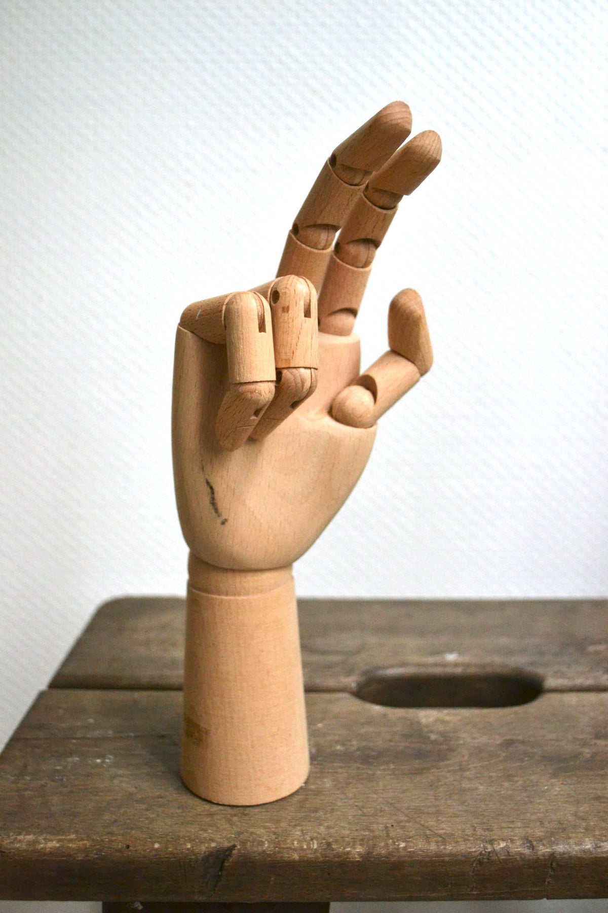 Main articulée en bois