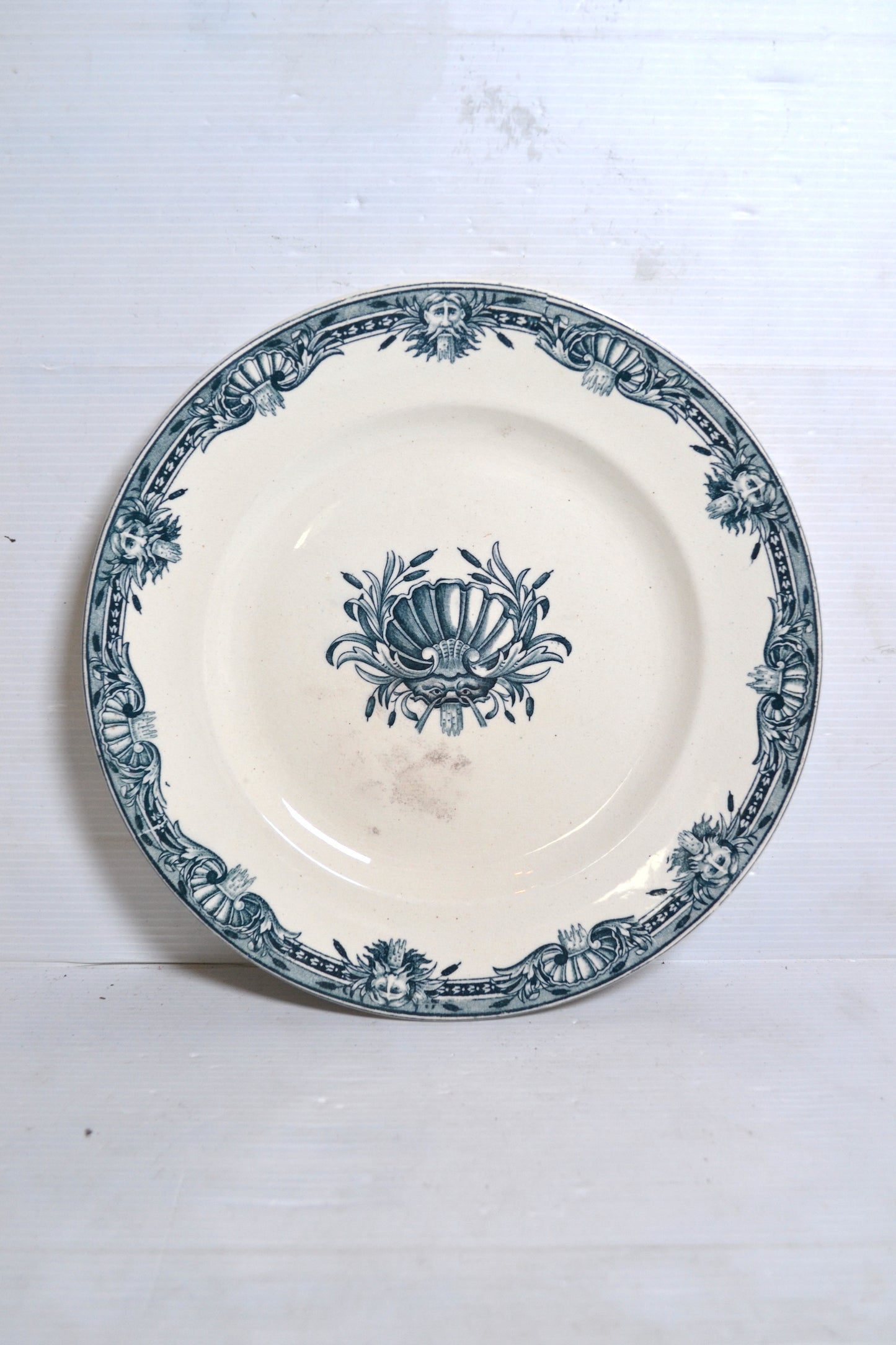 Assiette plate vintage en céramique Terre de Fer – Motif roseaux et coquillages