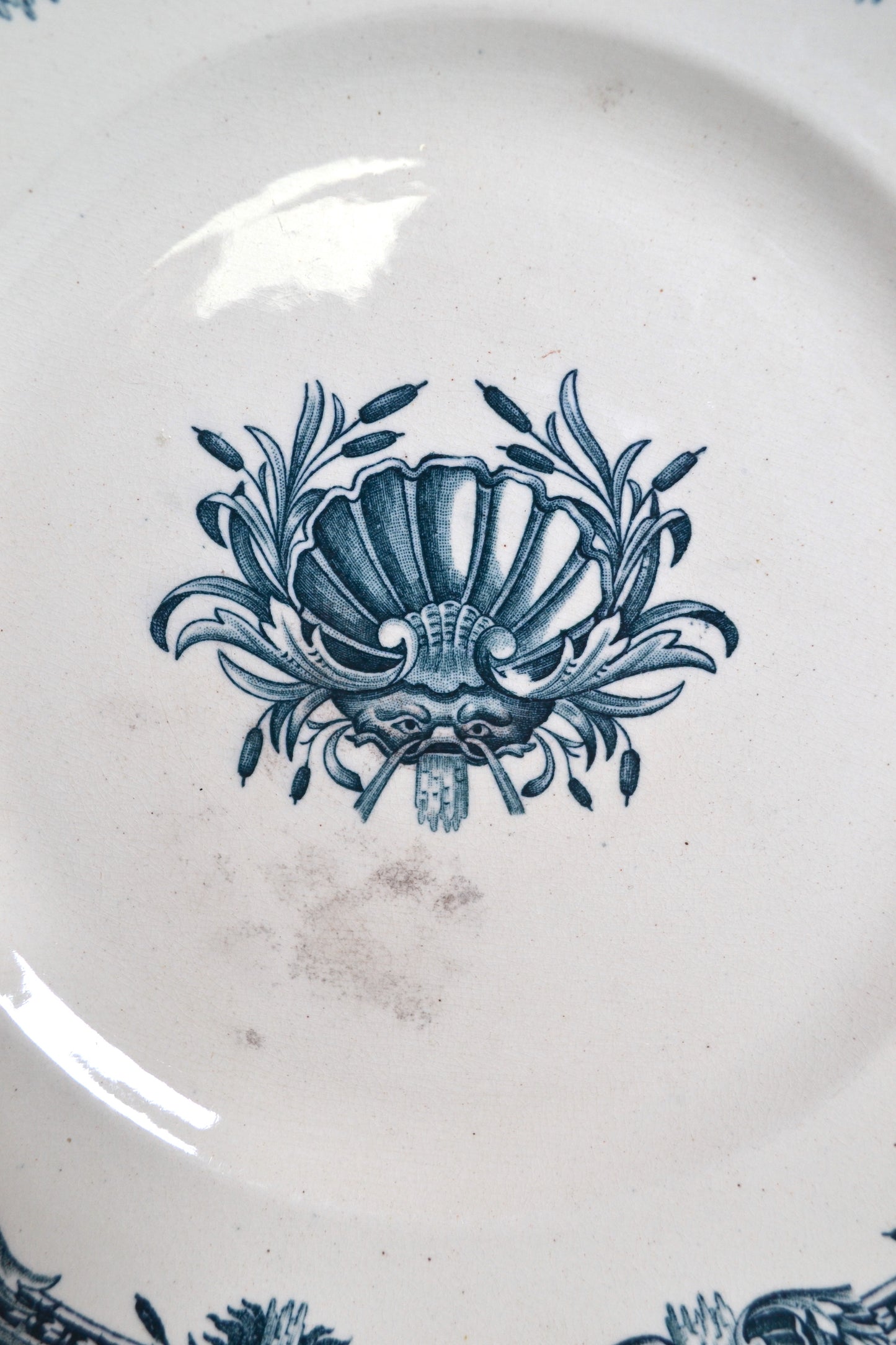 Assiette plate vintage en céramique Terre de Fer – Motif roseaux et coquillages