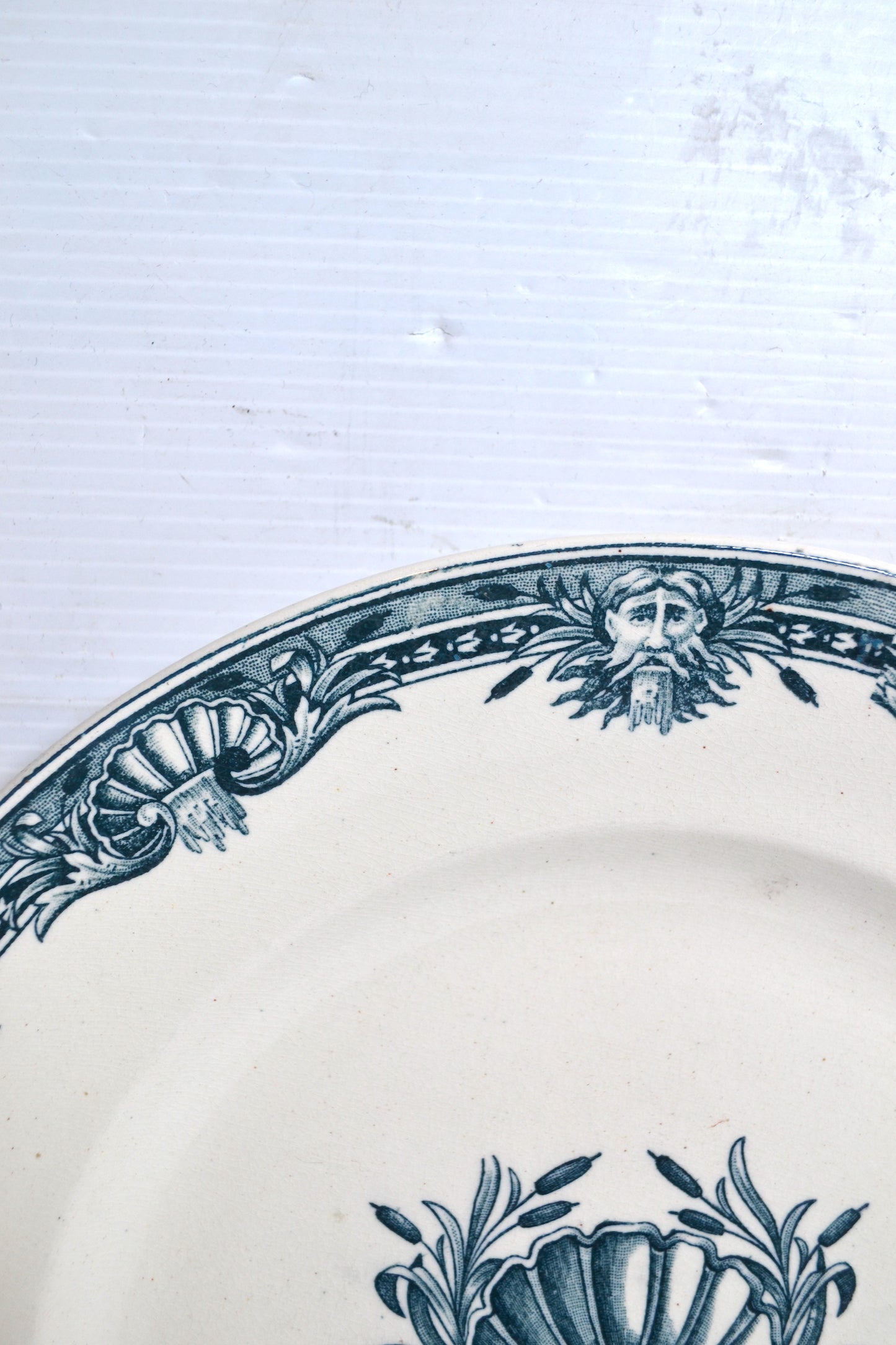 Assiette plate vintage en céramique Terre de Fer – Motif roseaux et coquillages