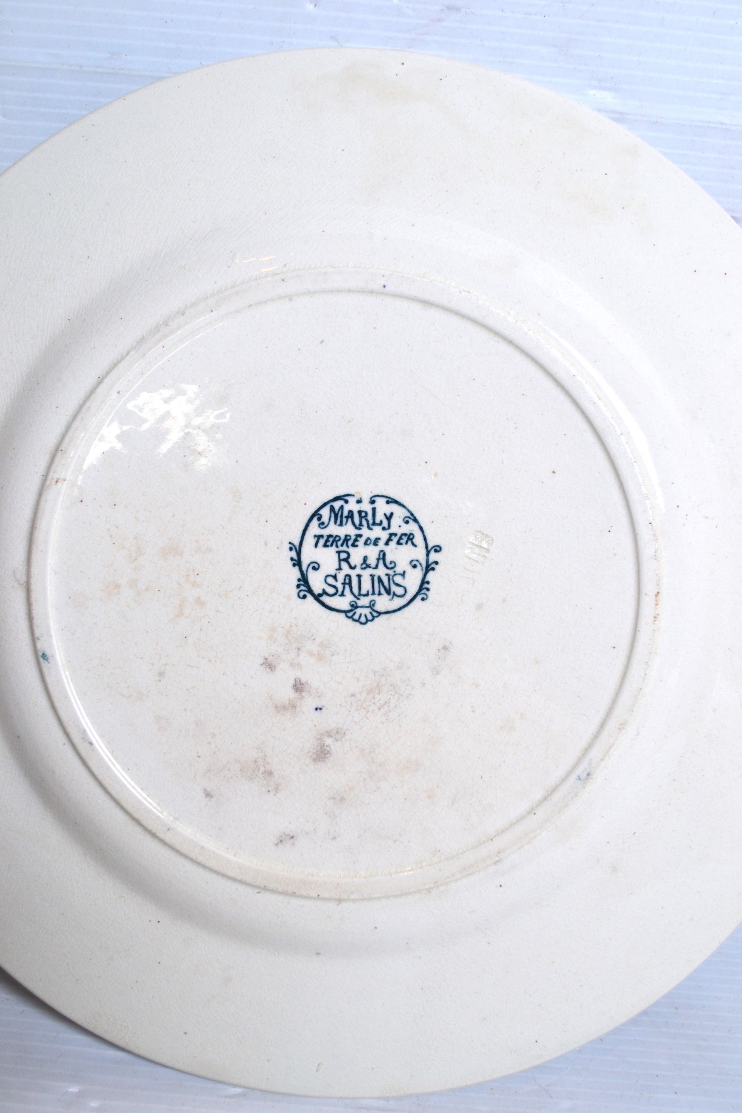 Assiette plate vintage en céramique Terre de Fer – Motif roseaux et coquillages