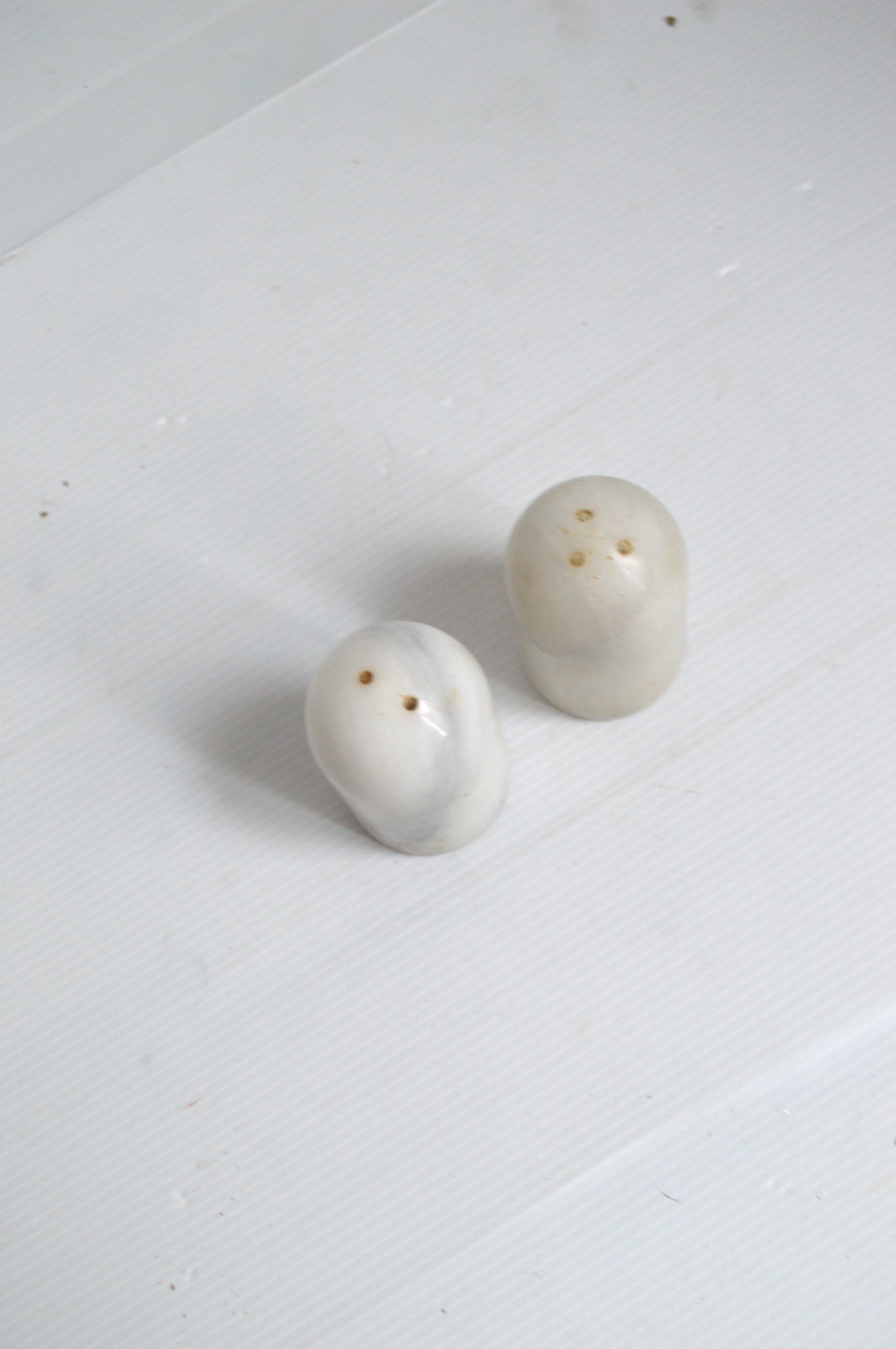 Salière et poivrière en marbre