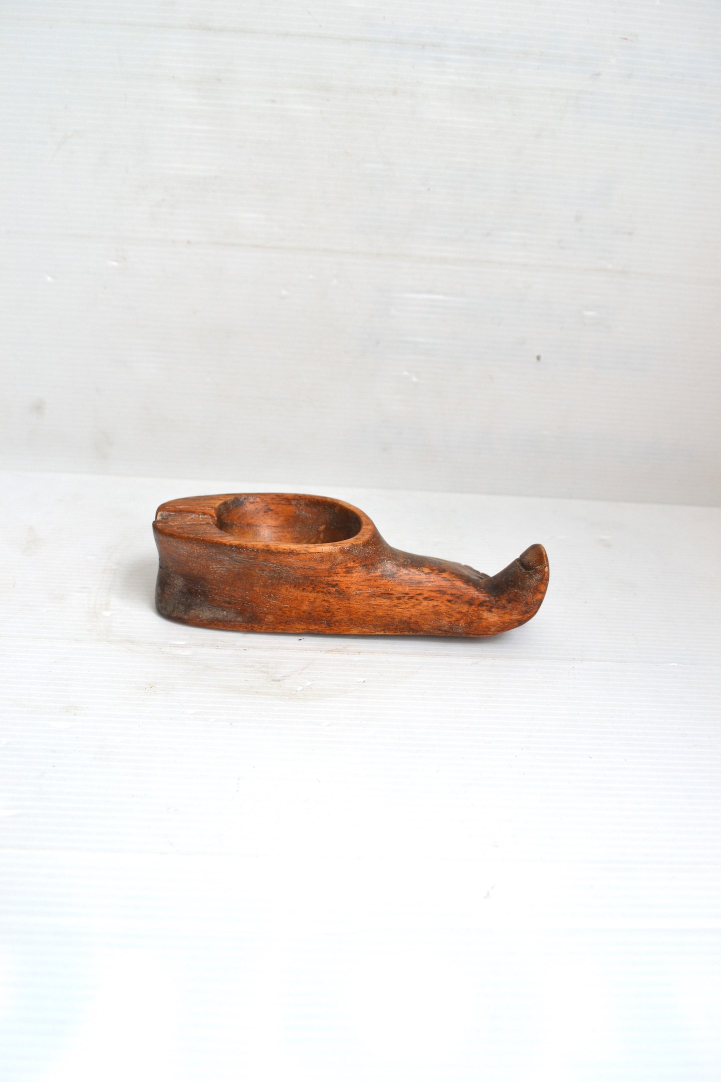 Cendrier pied en bois sculpté