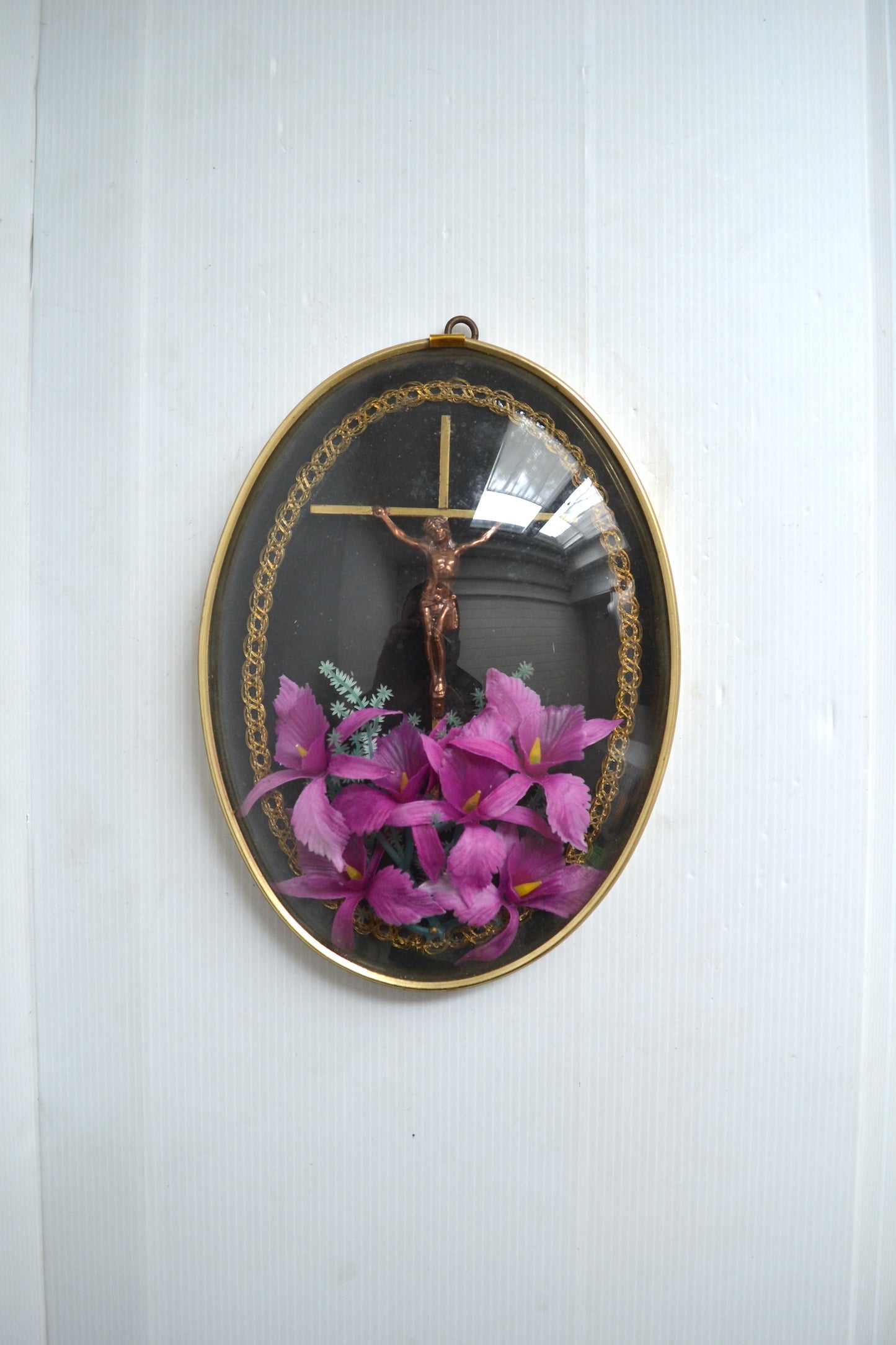 Crucifix sous verre bombé