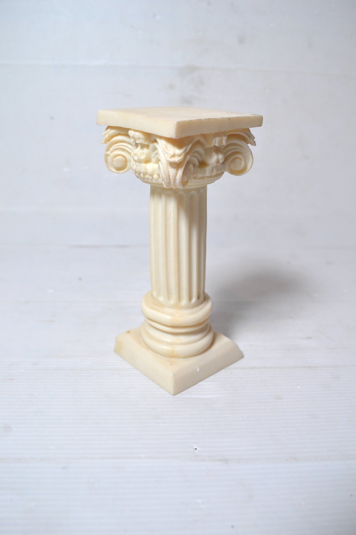 Colonne corinthienne en albâtre