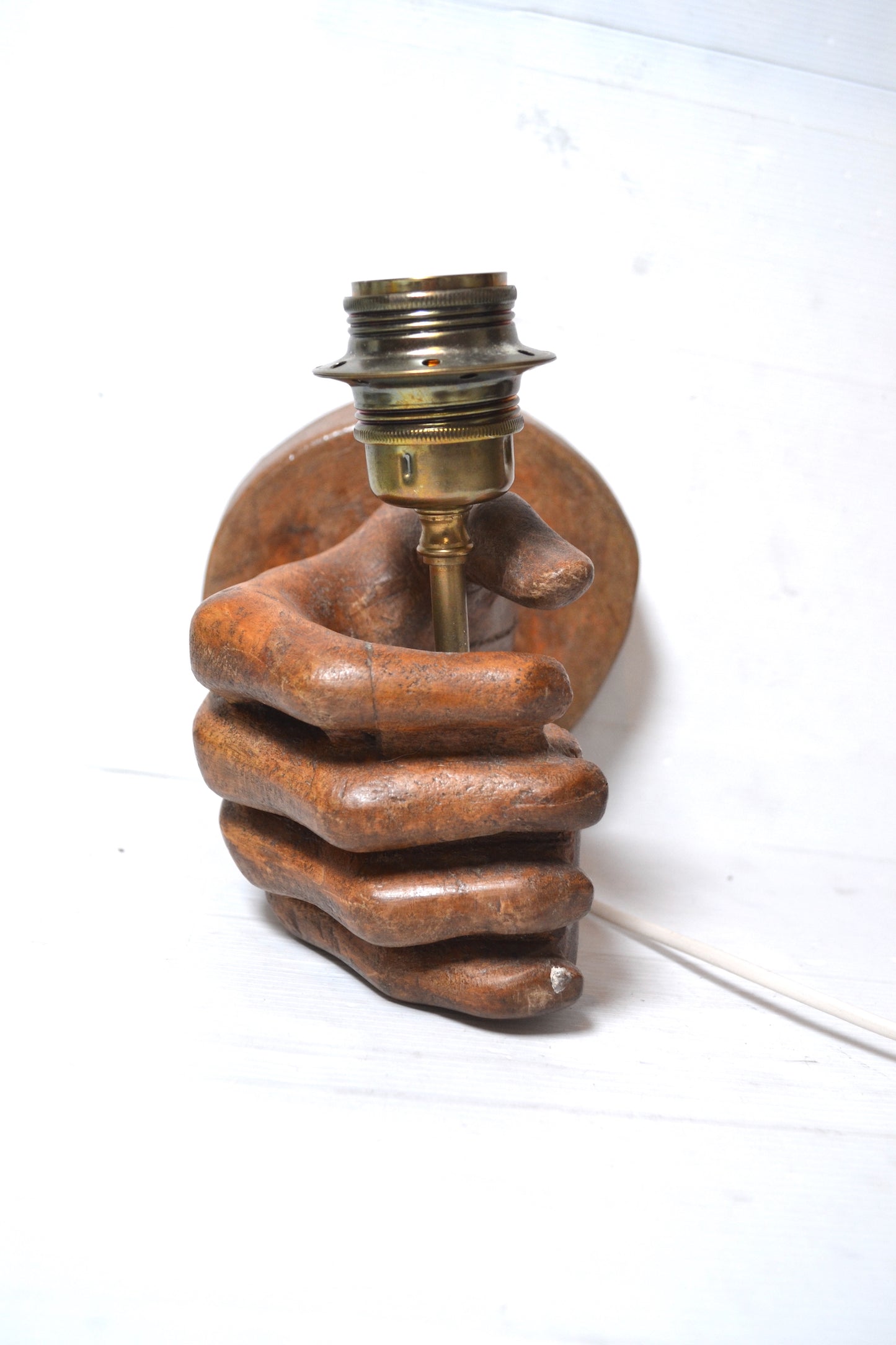 Applique main en bois sculpté