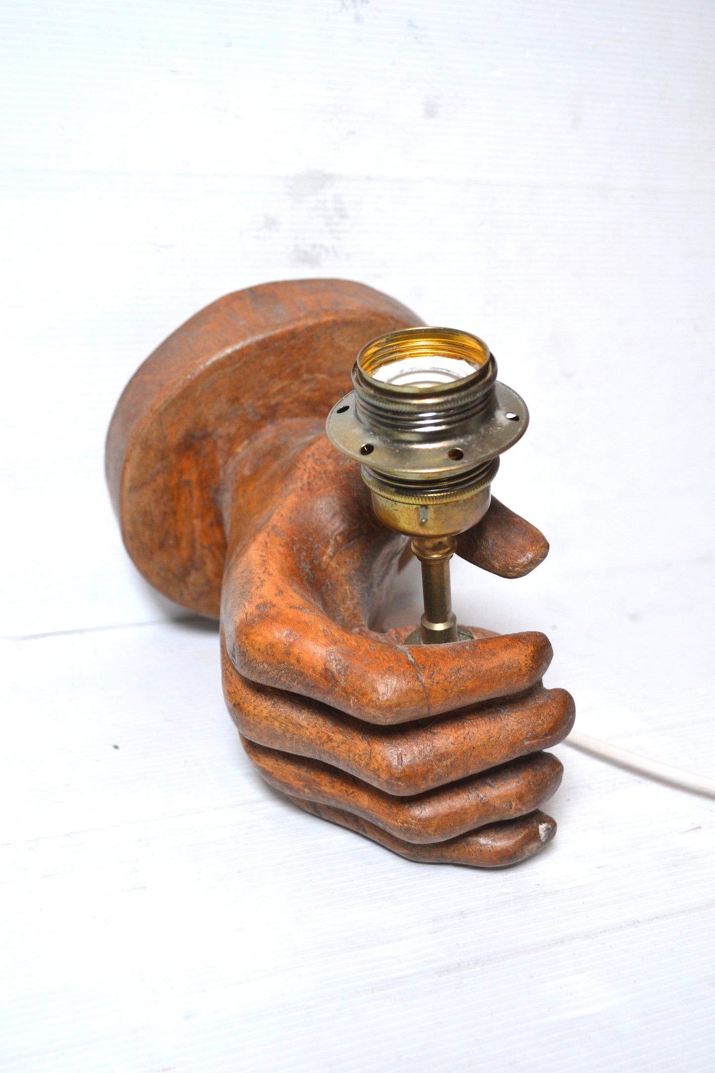 Applique main en bois sculpté