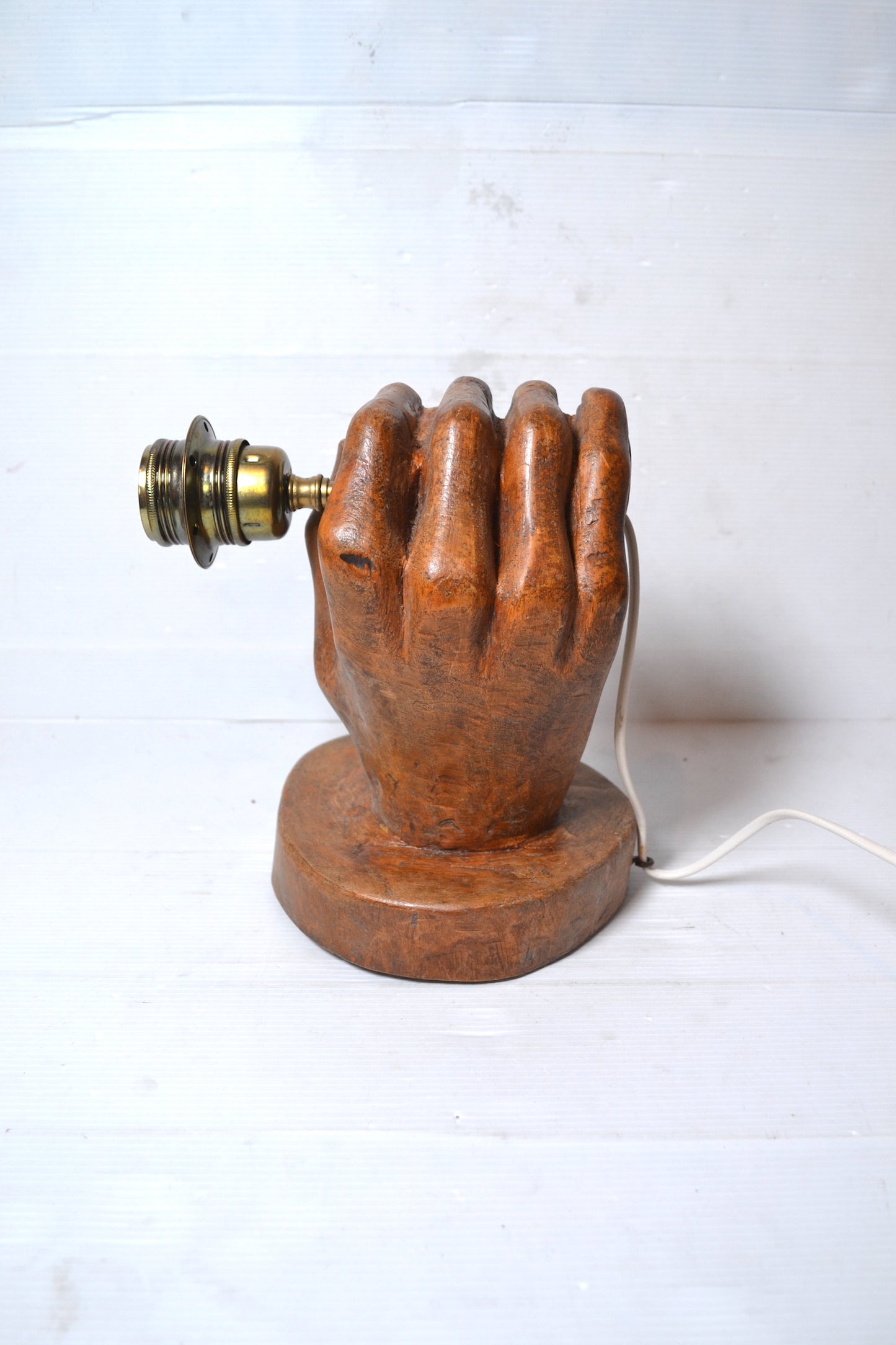 Applique main en bois sculpté