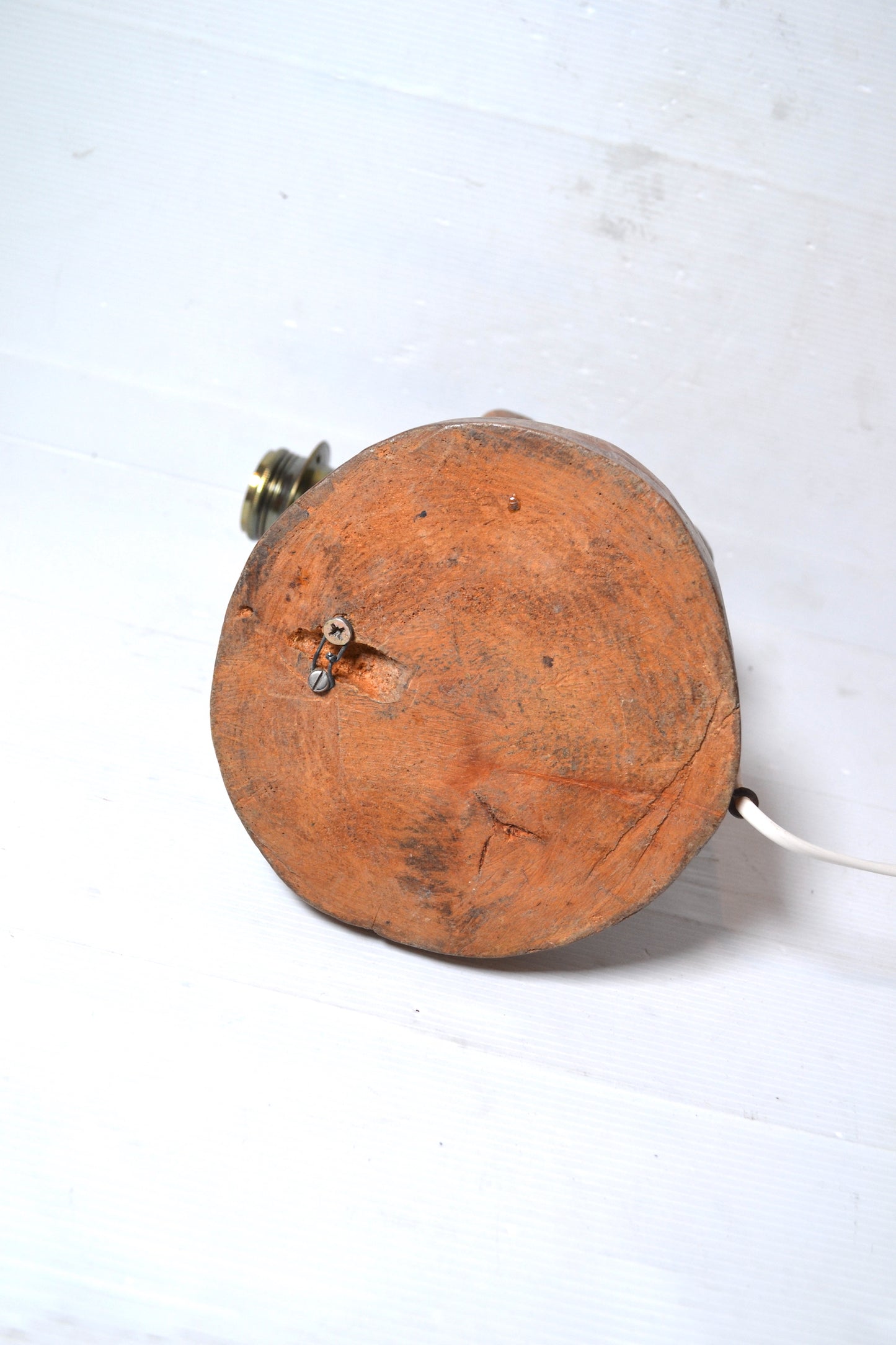 Applique main en bois sculpté