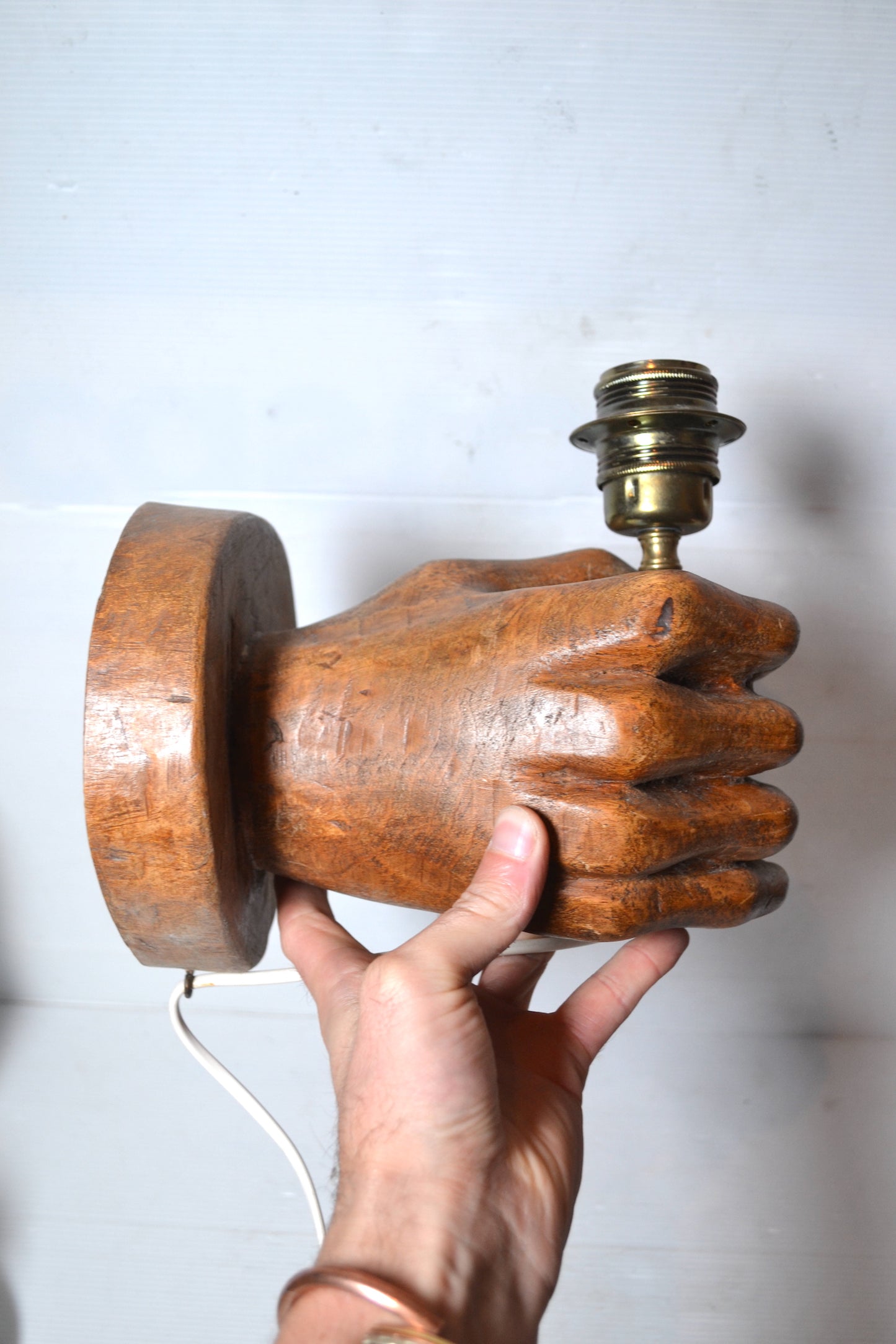 Applique main en bois sculpté