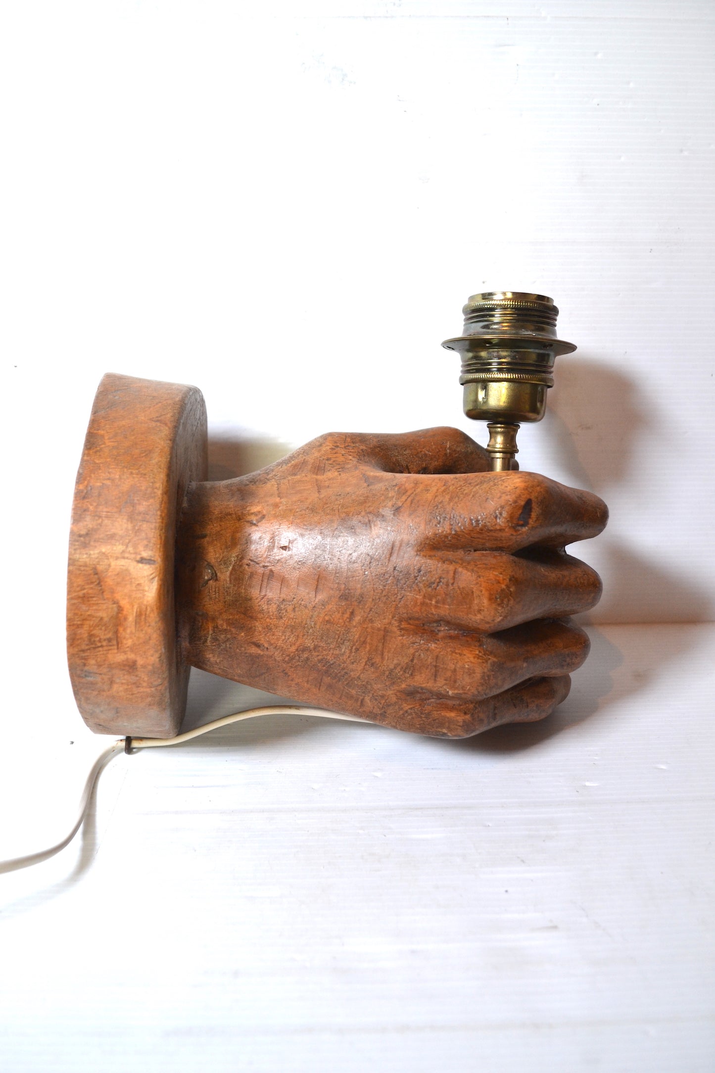 Applique main en bois sculpté