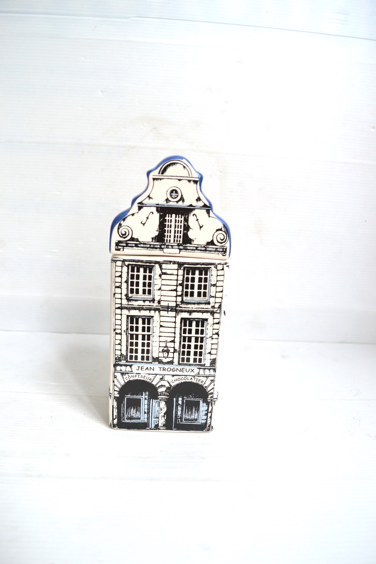 Boîte maison en céramique