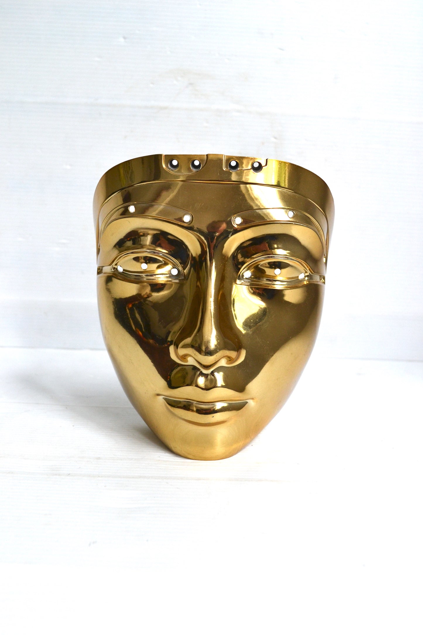 Masque en métal doré