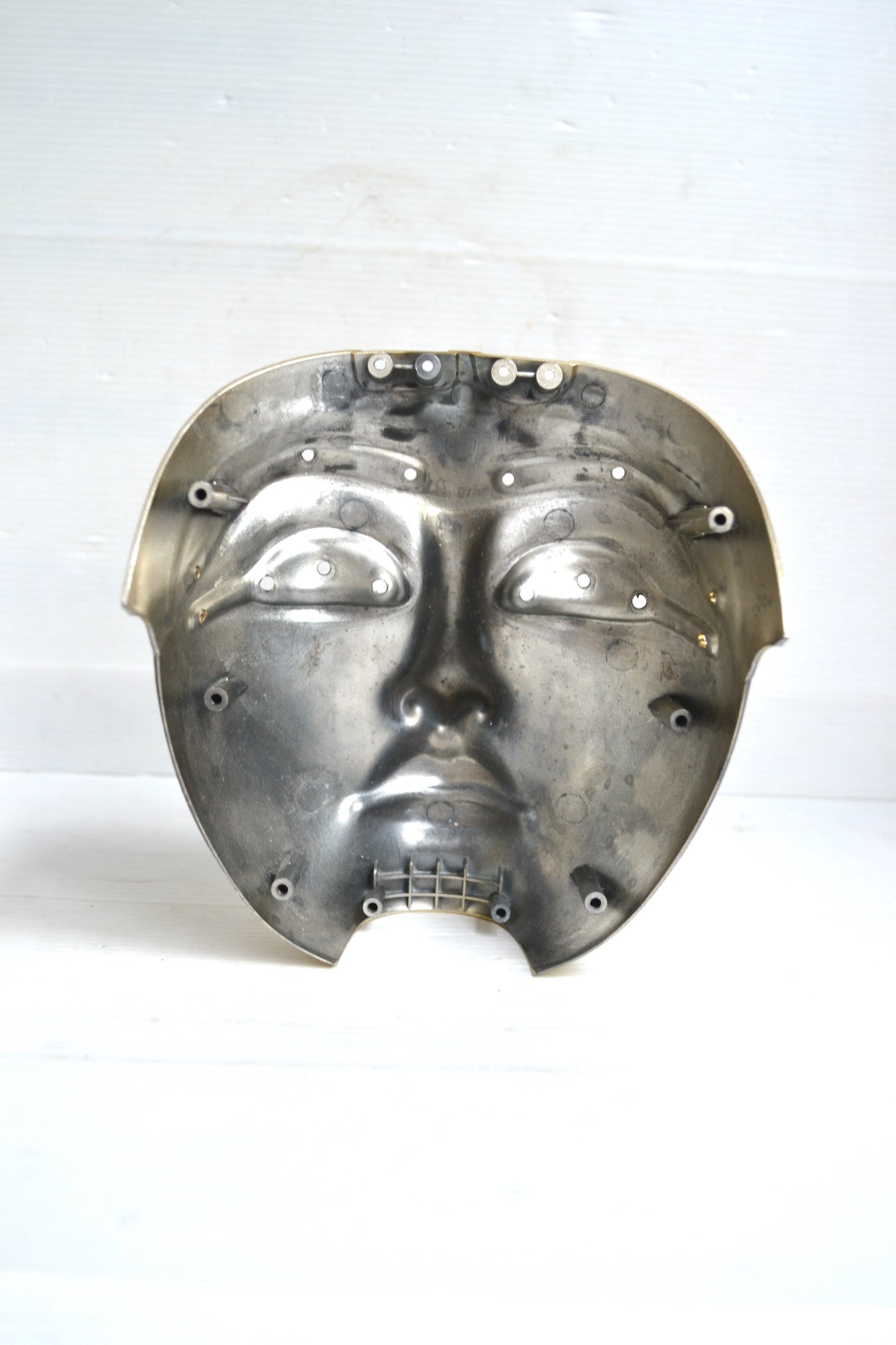 Masque en métal doré