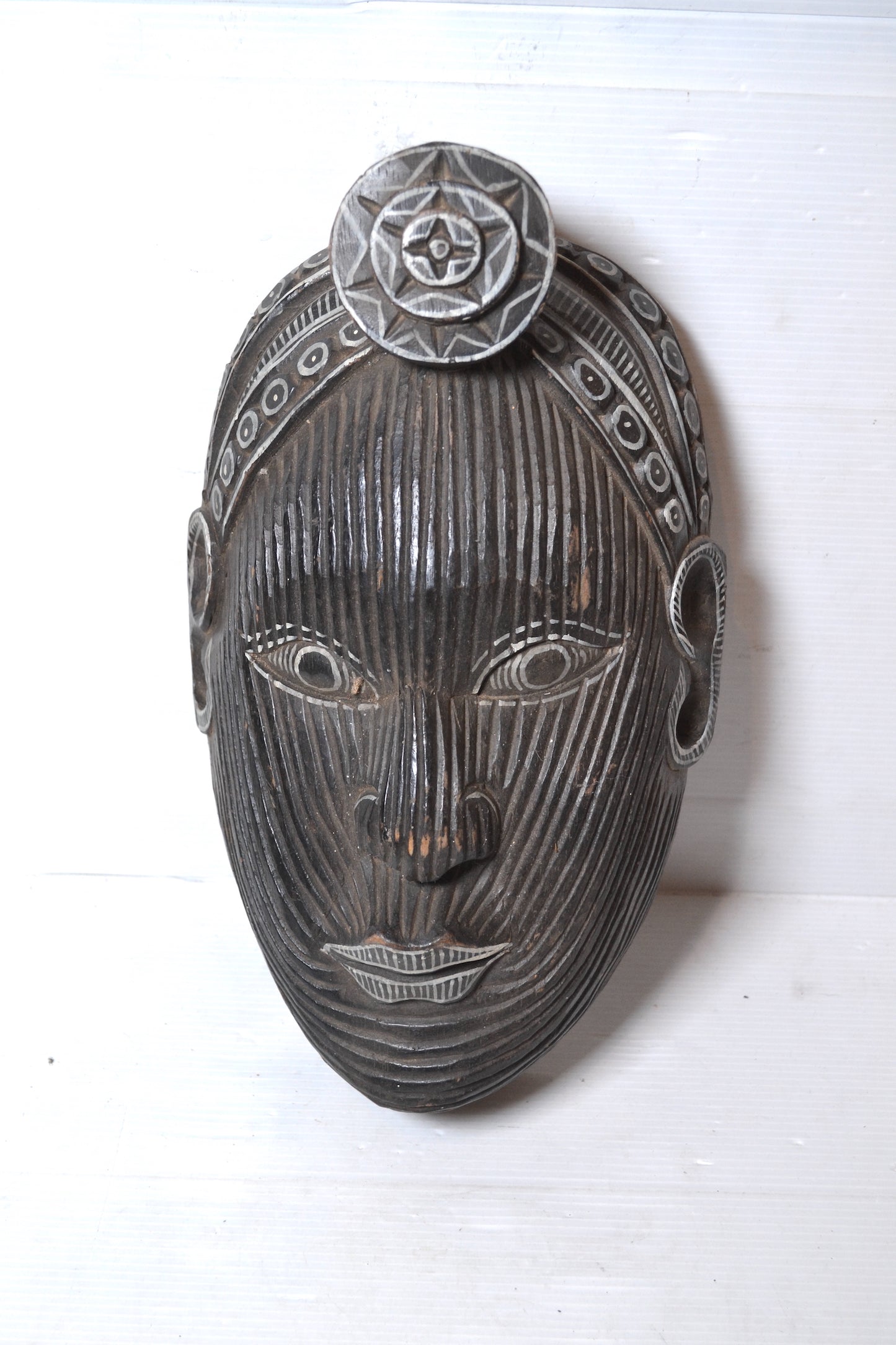 Masque africain en bois sculpté