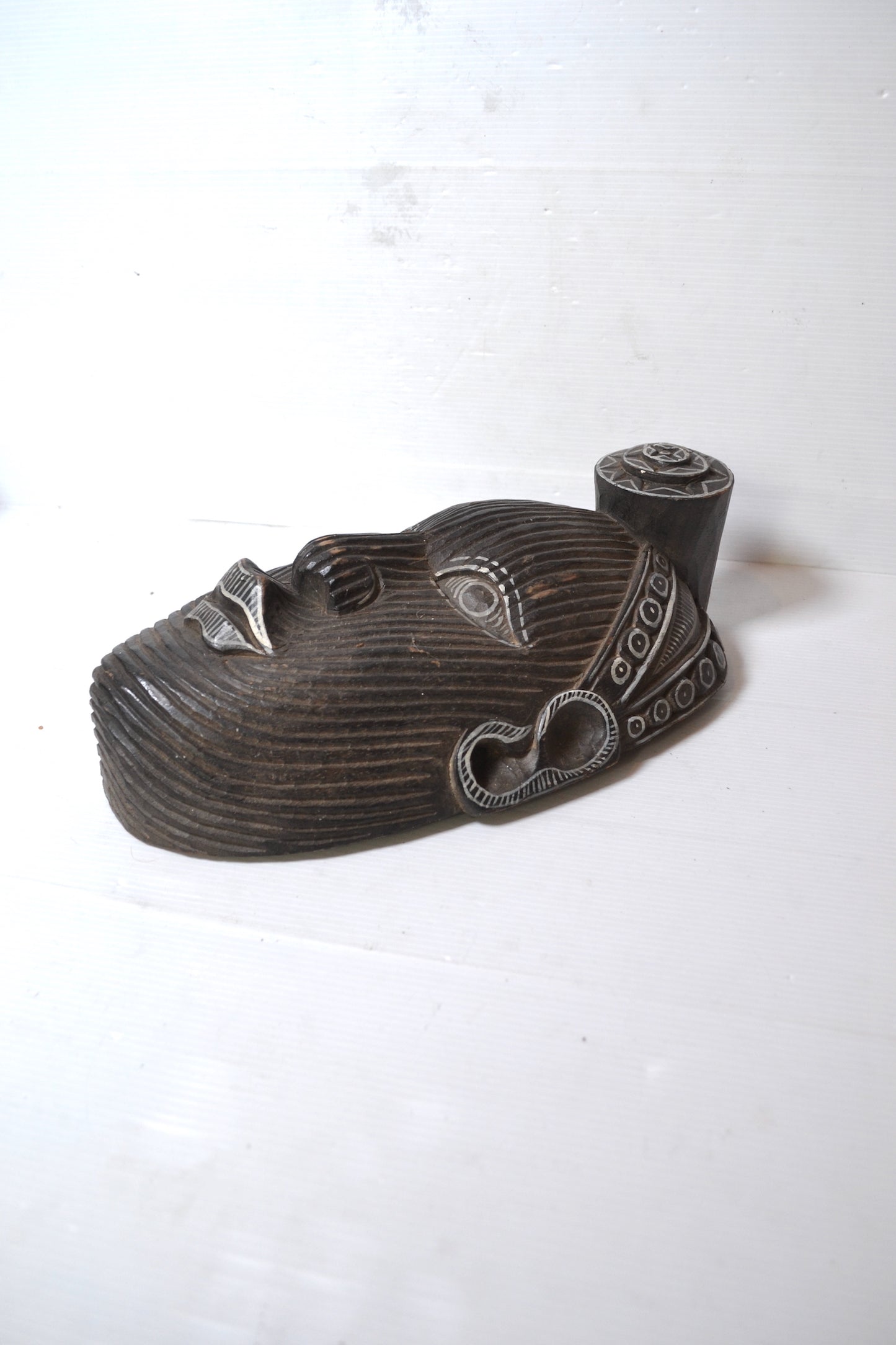 Masque africain en bois sculpté