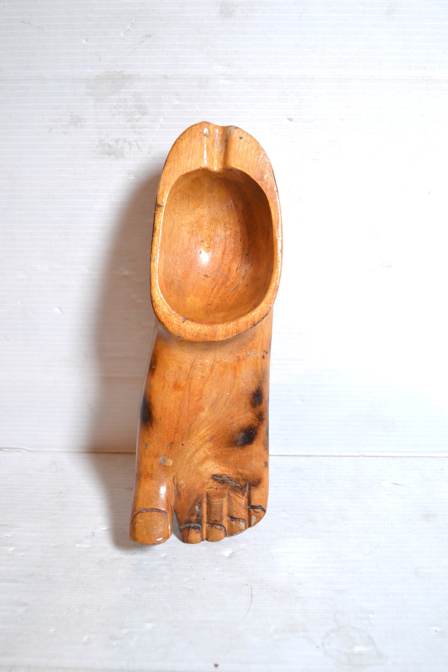 Pied en bois sculpté