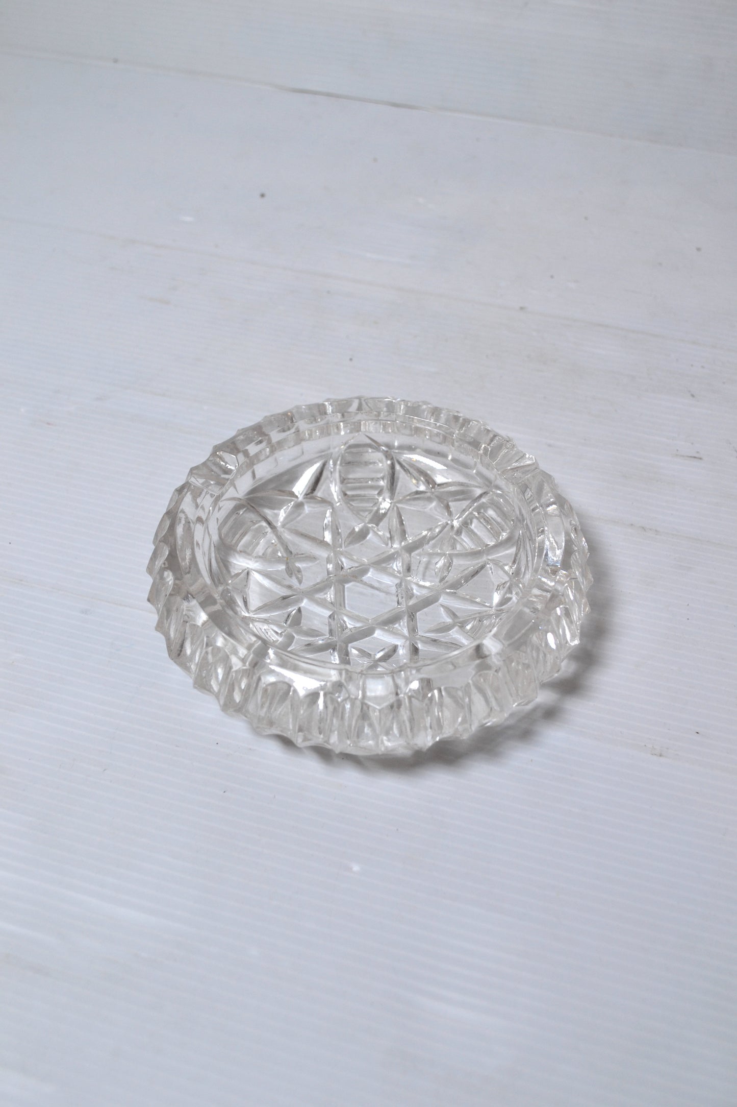 Ancien cendrier en verre ciselé