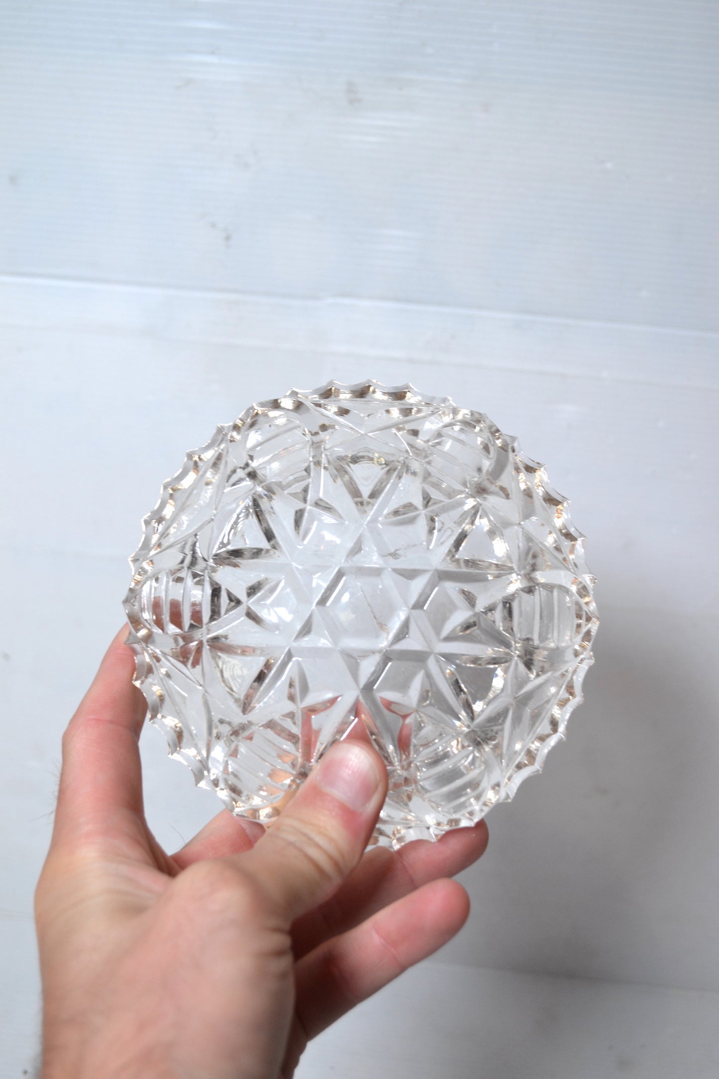 Ancien cendrier en verre ciselé