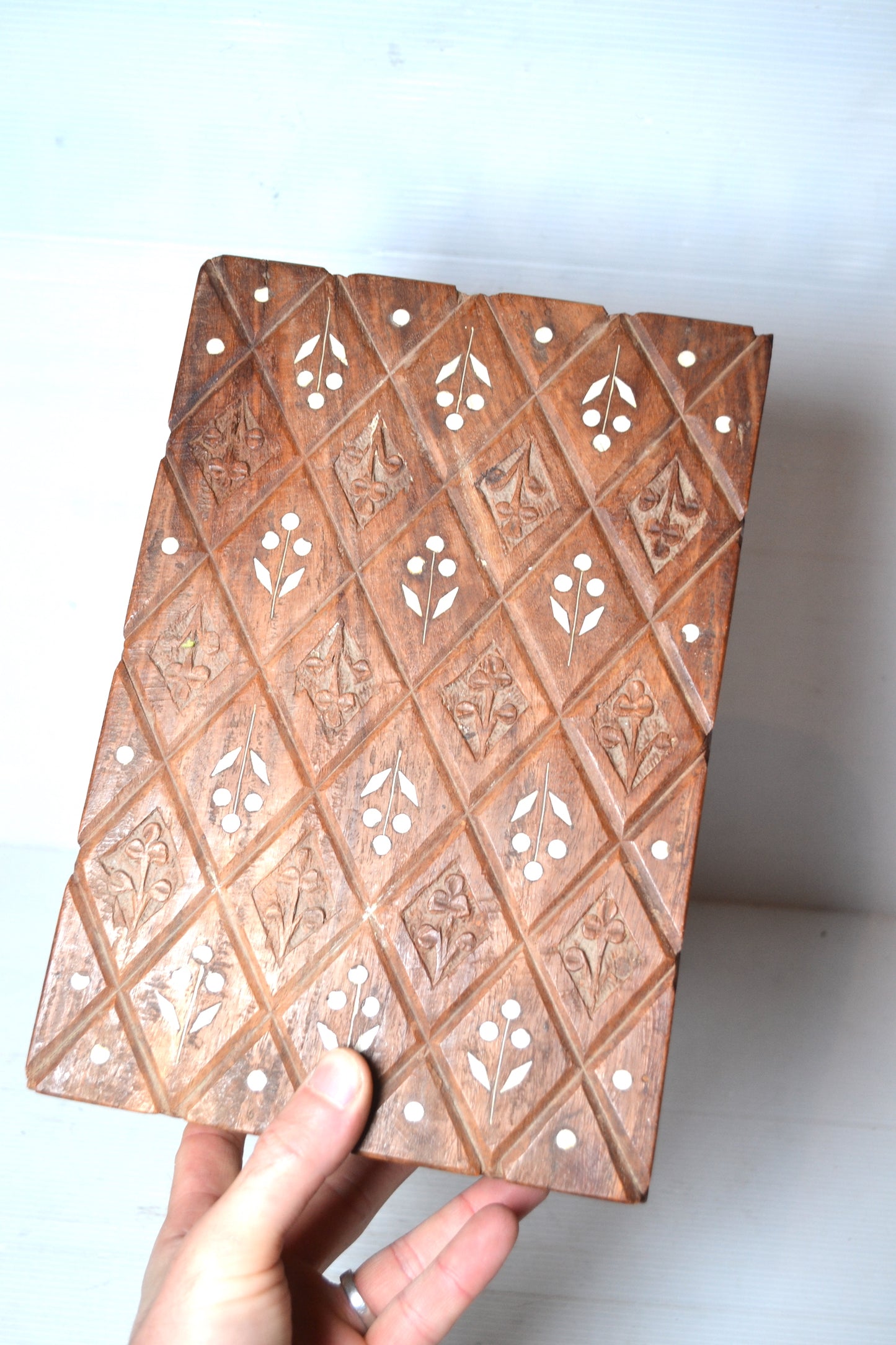 Boite en bois sculpté