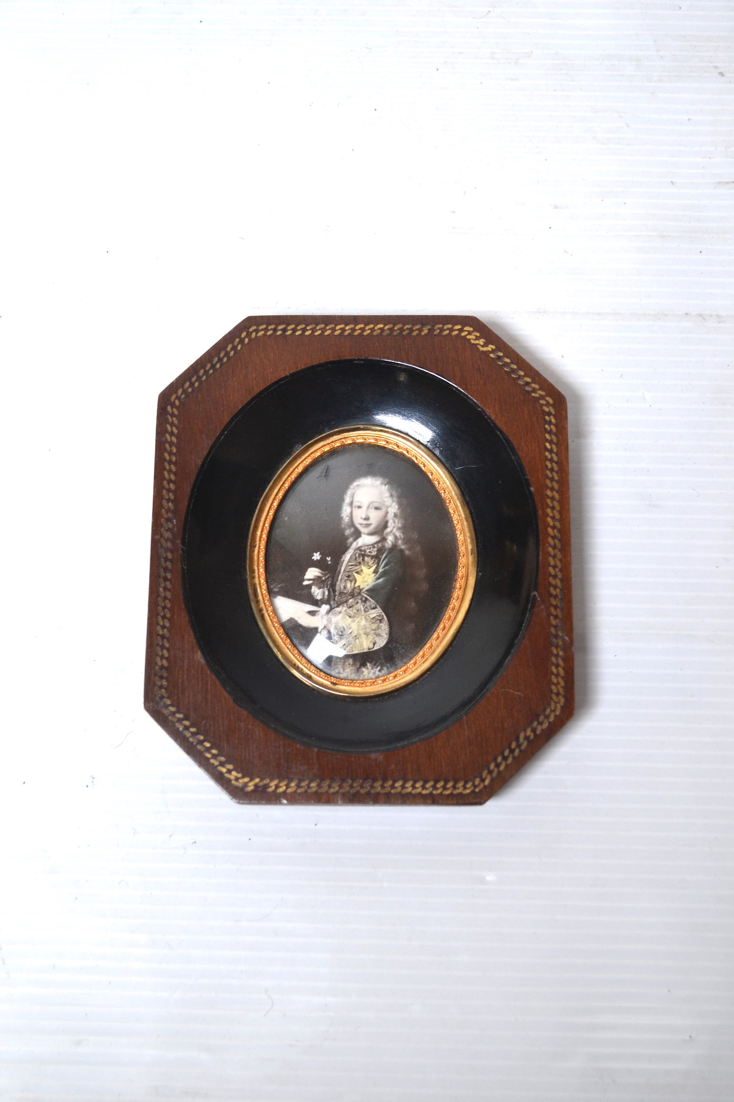 Portrait miniature sous verre bombé
