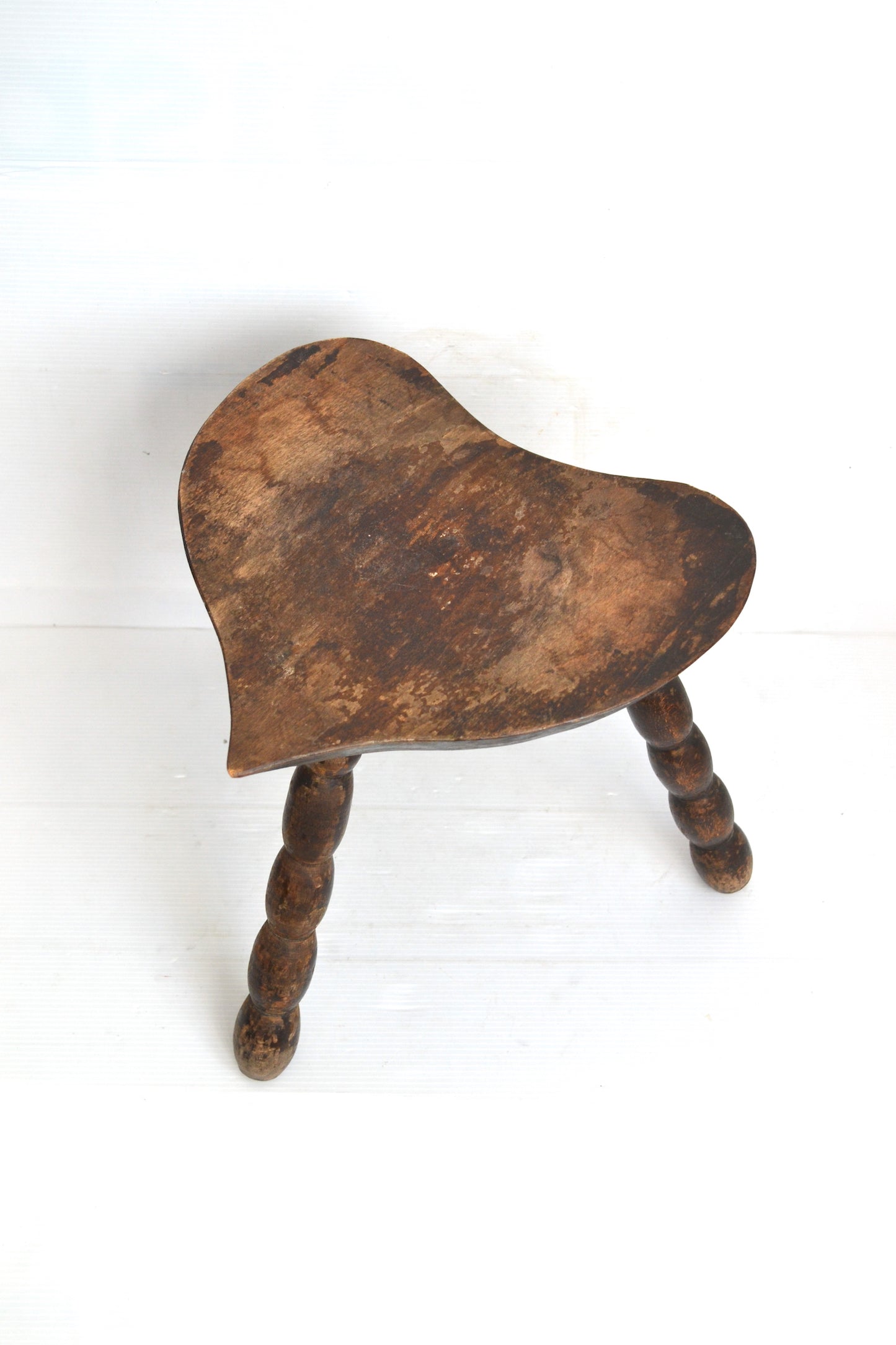 Tabouret tripode perlé