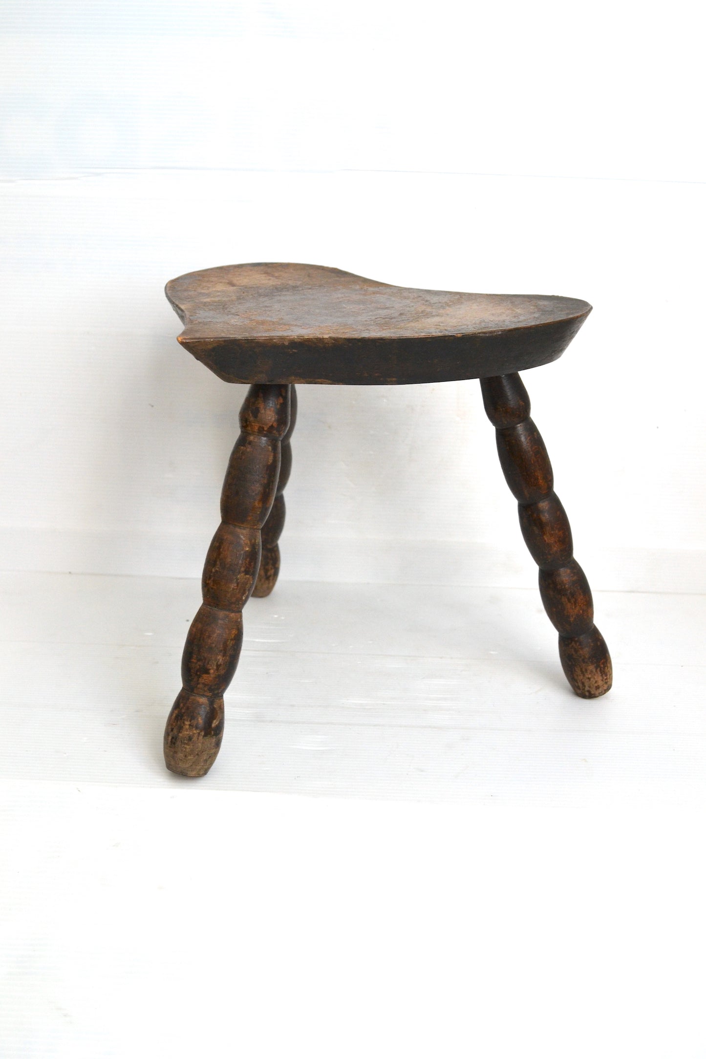 Tabouret tripode perlé