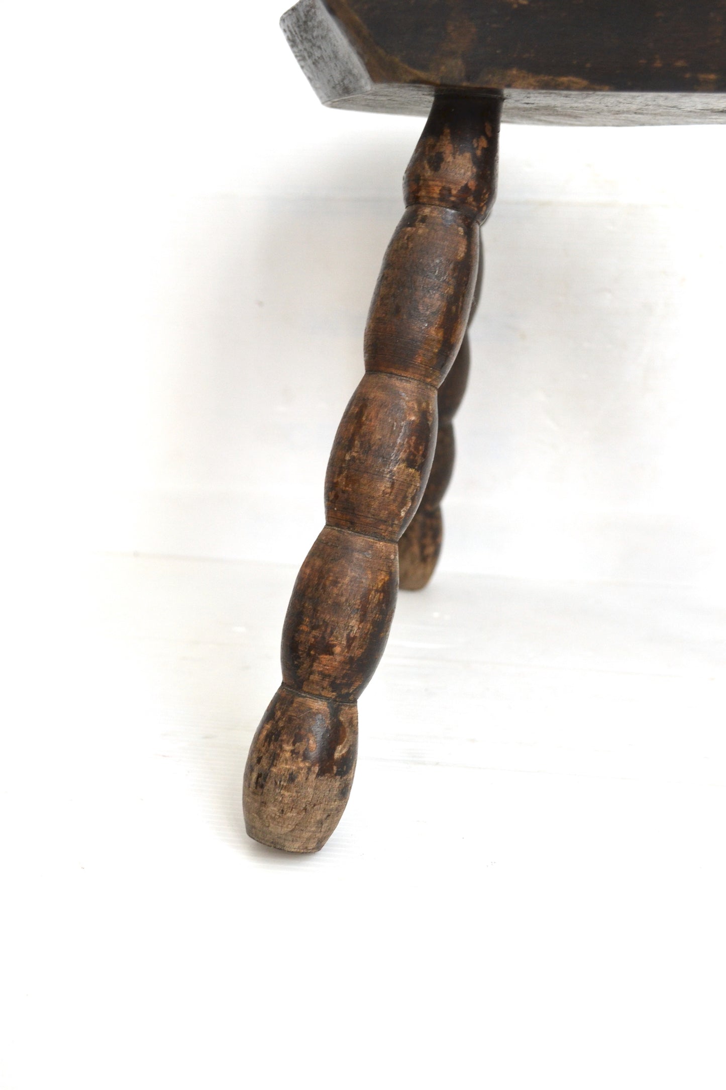 Tabouret tripode perlé