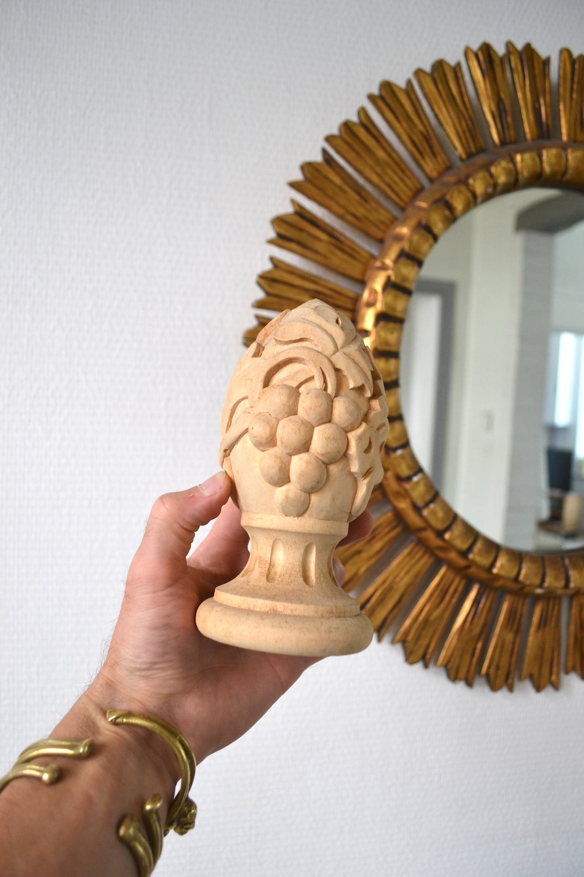 Pomme de pin en bois sculpté