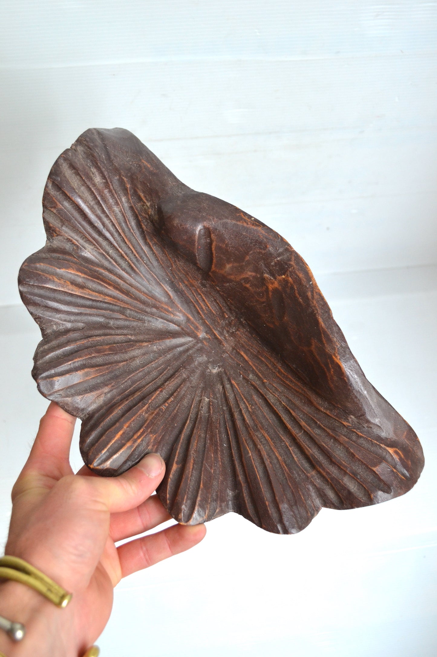 Vide-poches bénitier en bois sculpté