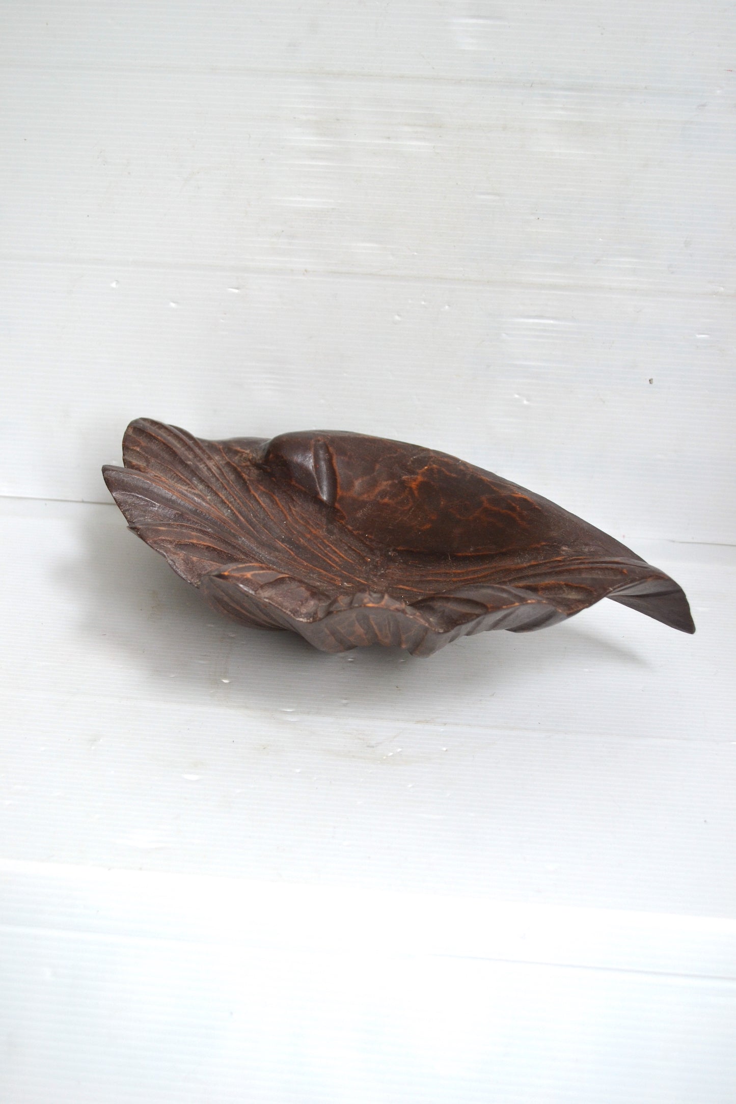 Vide-poches bénitier en bois sculpté