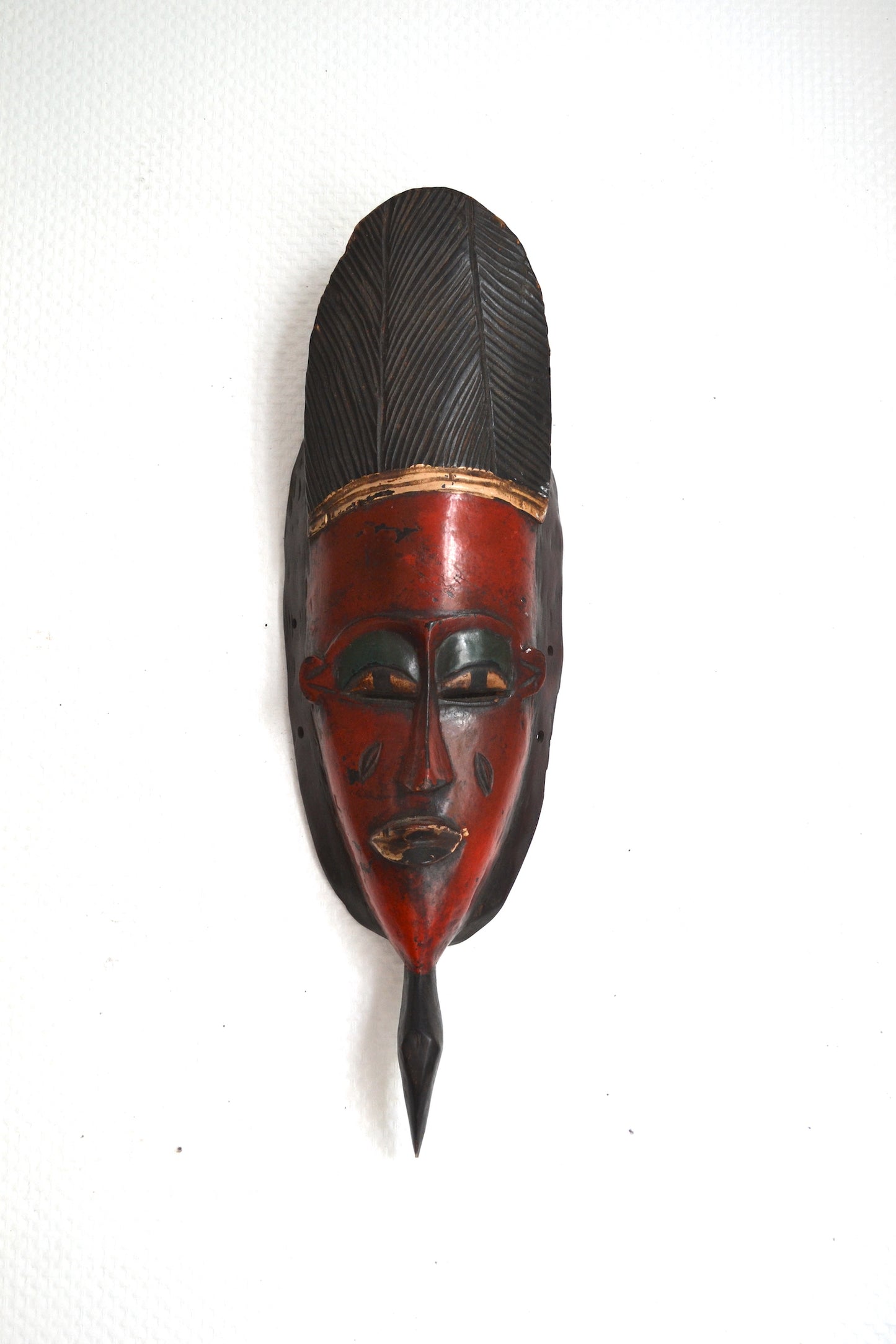 Masque africain en bois sculpté