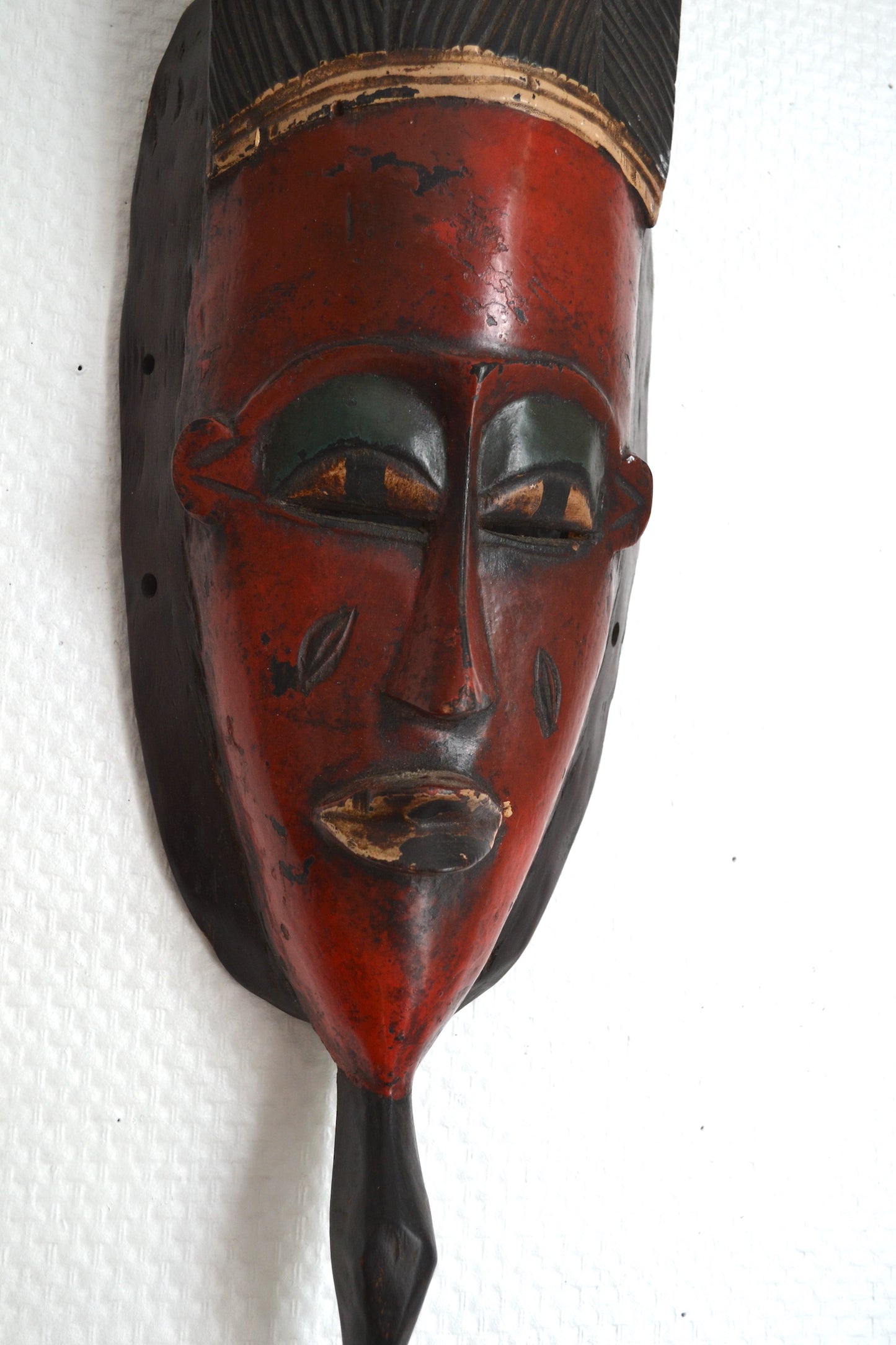Masque africain en bois sculpté