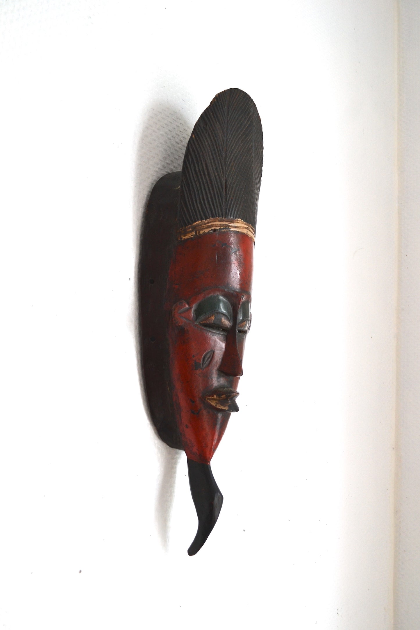 Masque africain en bois sculpté