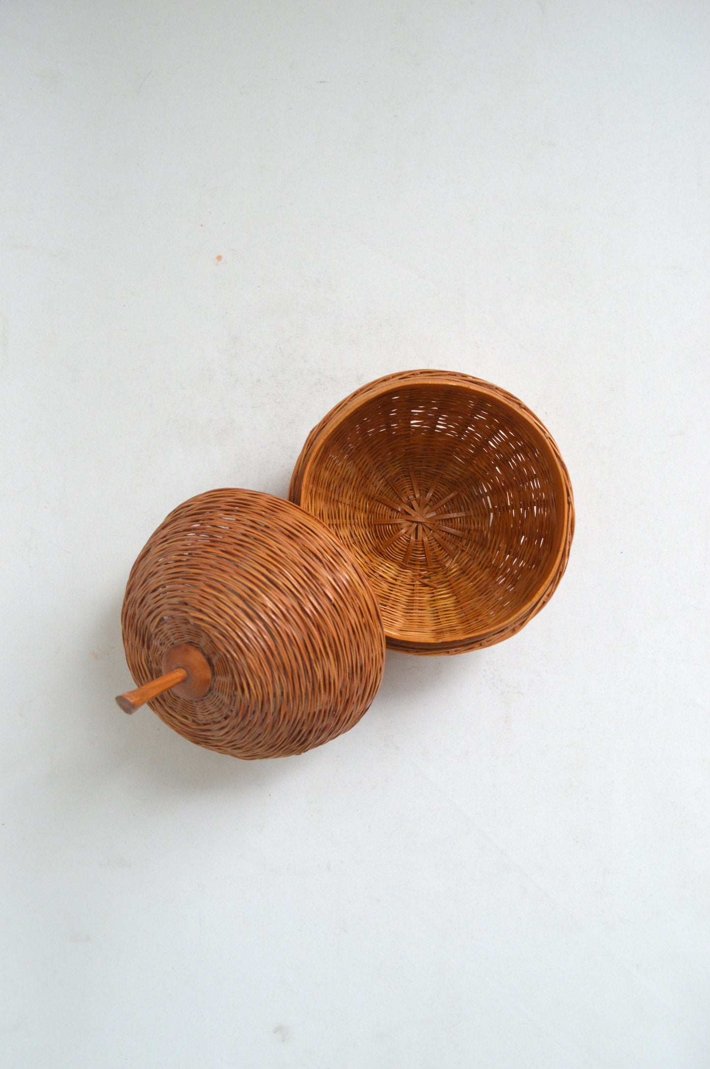 ancienne-boite-pomme-en-rotin