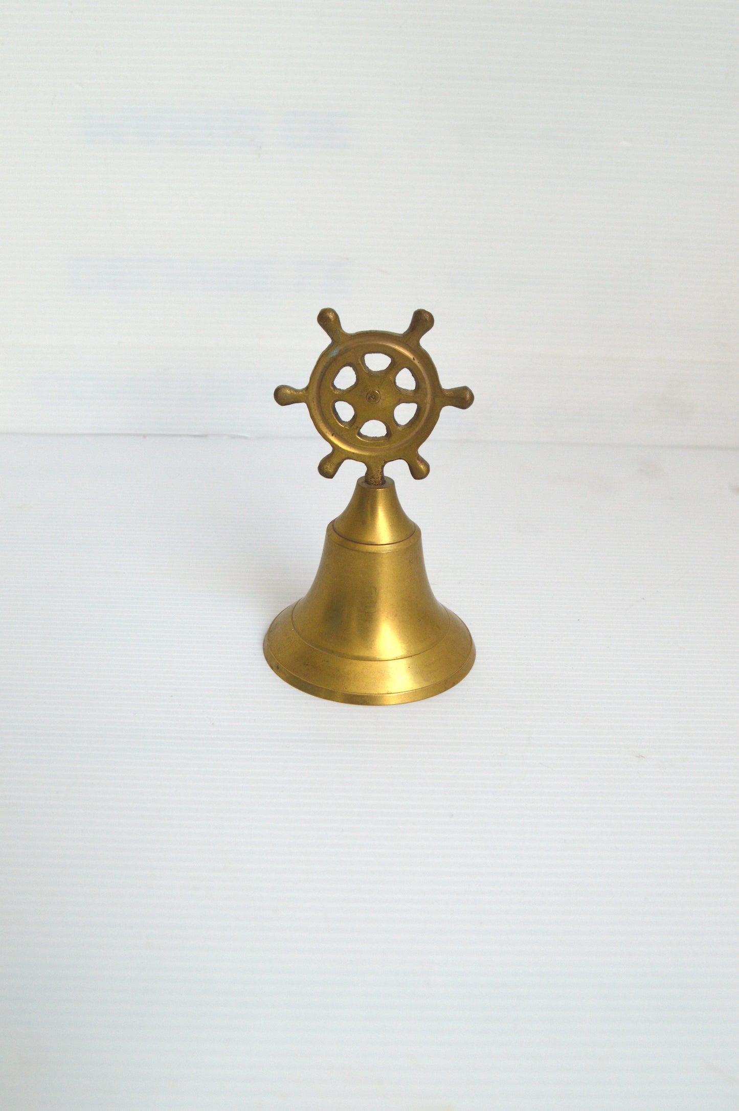 ancienne-cloche-en-laiton