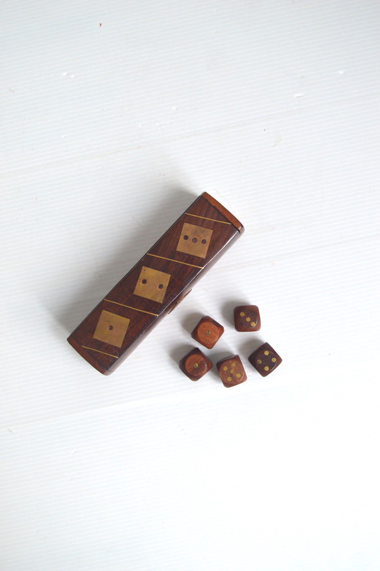 boite-de-dés-en-bois-et-laiton
