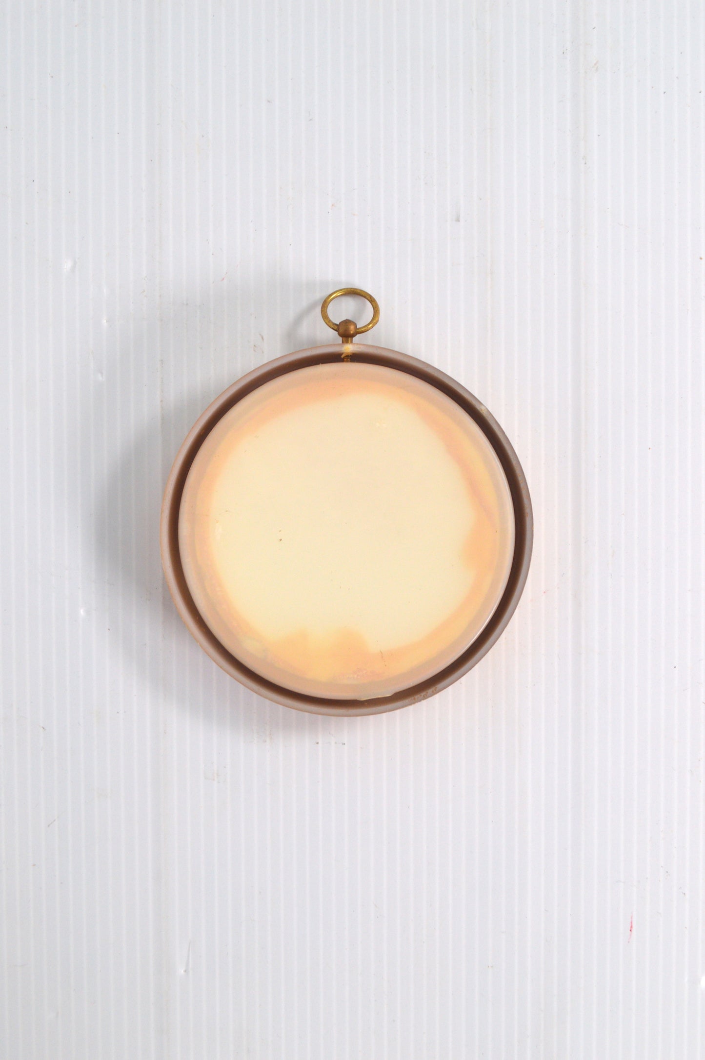 Petit cadre rond doré vide