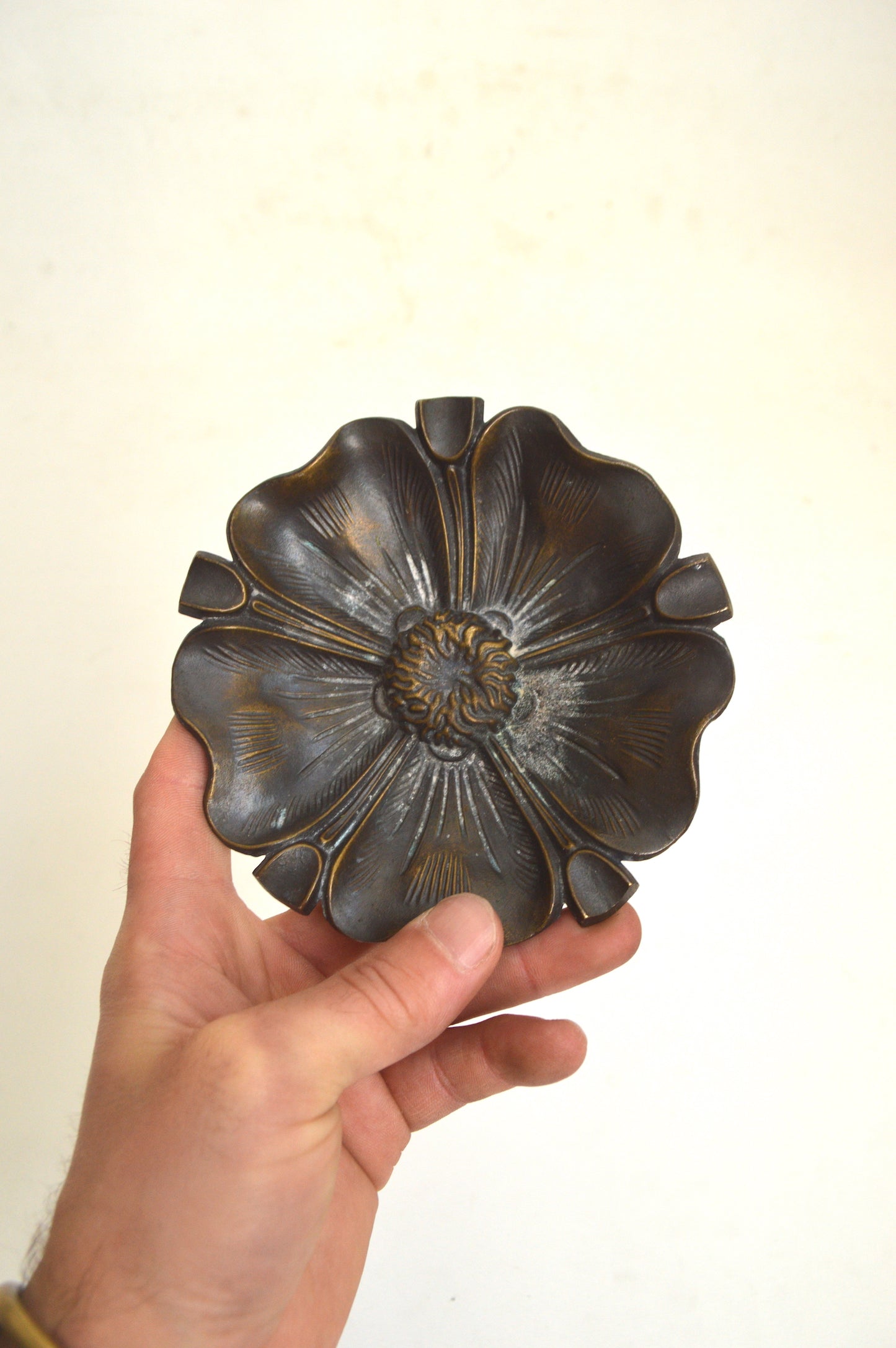 cendrier-fleur-en-bronze