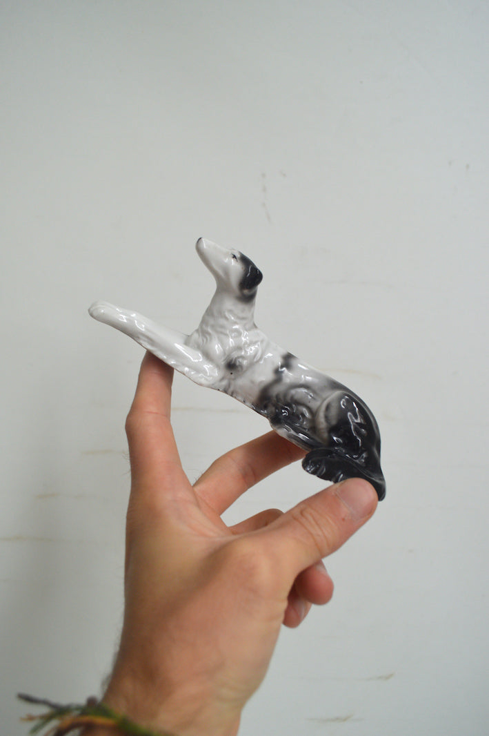 Chien décoratif en céramique