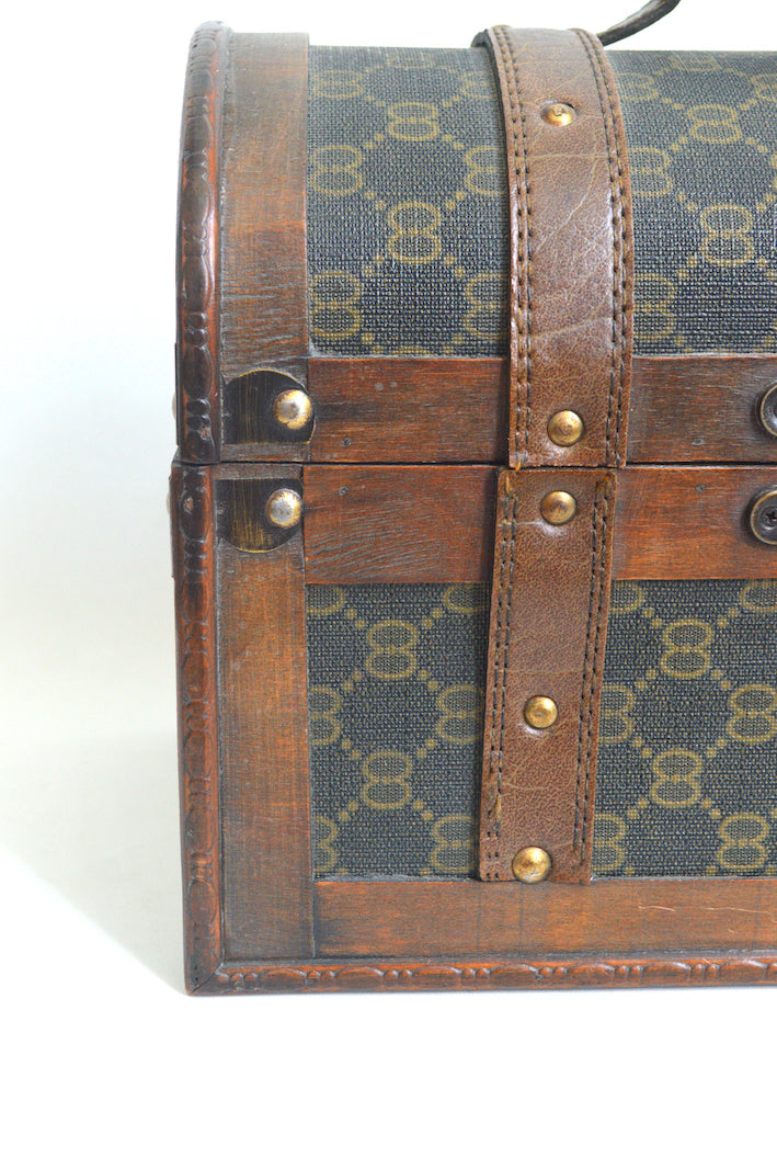 Coffre en bois monogrammé
