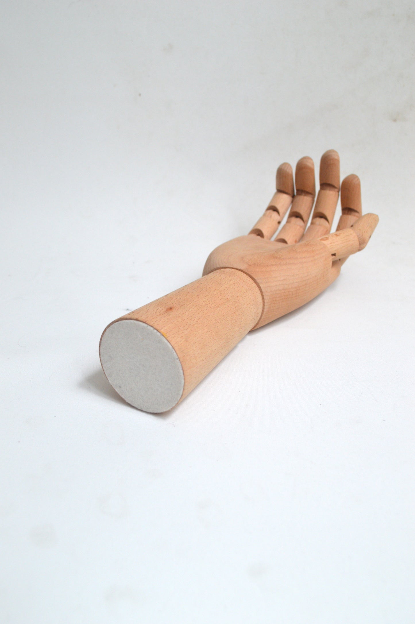 main articulée en bois