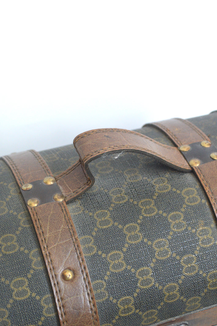 Coffre en bois monogrammé