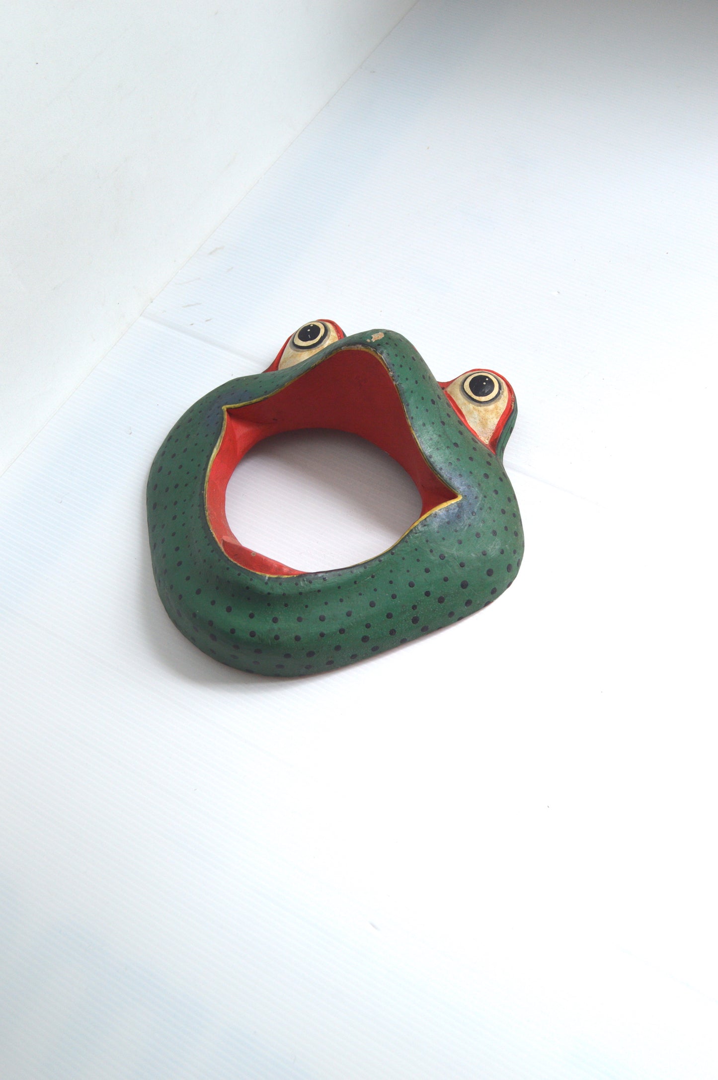 masque-grenouille-en-bois