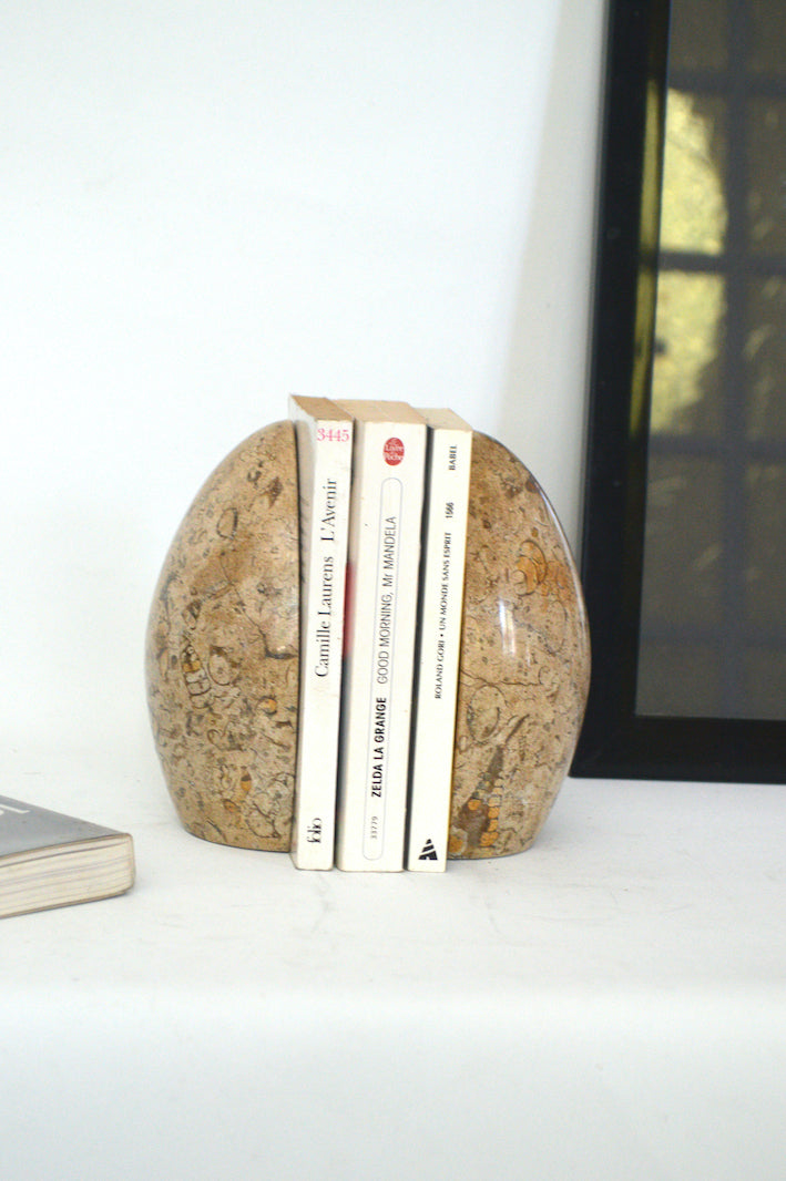 serre livre en marbre en forme d'œuf