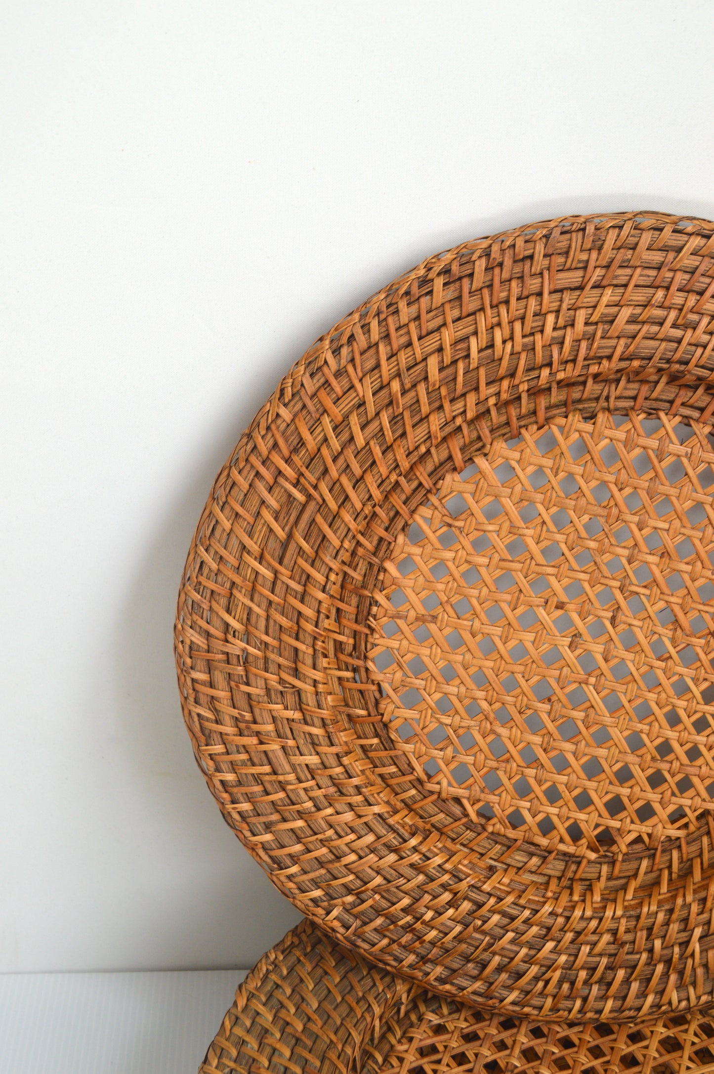 sous-assiettes-en-cannage